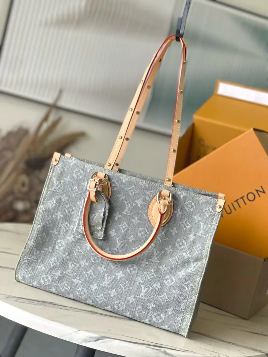 💰1220 Top original order M13189 Gray Denim Square Bag Series Onthego Medium Handbag Blue (denim denim) This Onthego medium handbag is made of sand-washed Monogram jacquard denim with a new look, with leather trim and contrasting stitching. The ample capacity meets business or leisure needs, and the exquisite handle and long shoulder strap unlock multiple carrying methods. Dimensions 35.0 x 27.0 x 14.0 cm