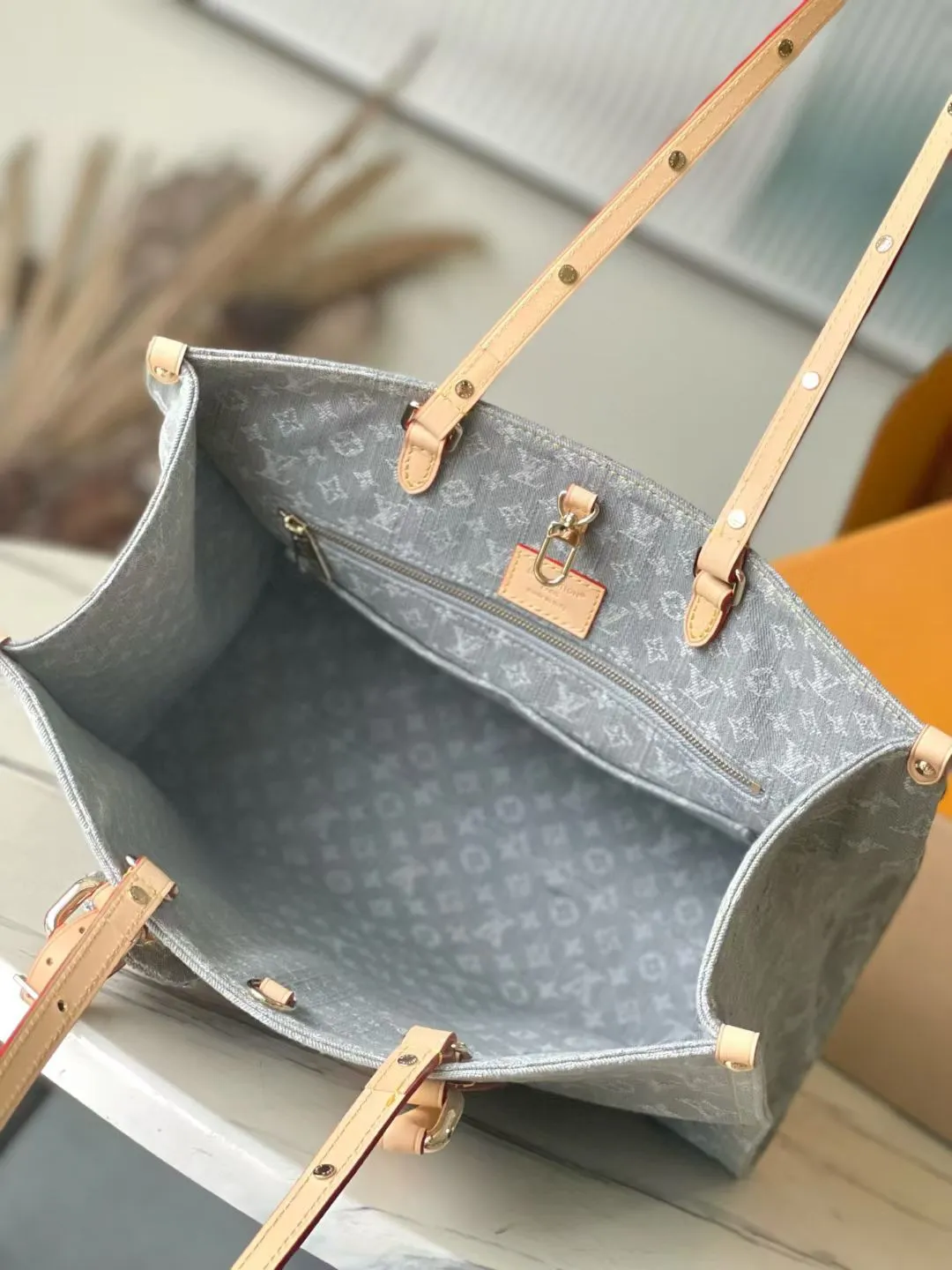 💰1220 Top original order M13189 Gray Denim Square Bag Series Onthego Medium Handbag Blue (denim denim) This Onthego medium handbag is made of sand-washed Monogram jacquard denim with a new look, with leather trim and contrasting stitching. The ample capacity meets business or leisure needs, and the exquisite handle and long shoulder strap unlock multiple carrying methods. Dimensions 35.0 x 27.0 x 14.0 cm