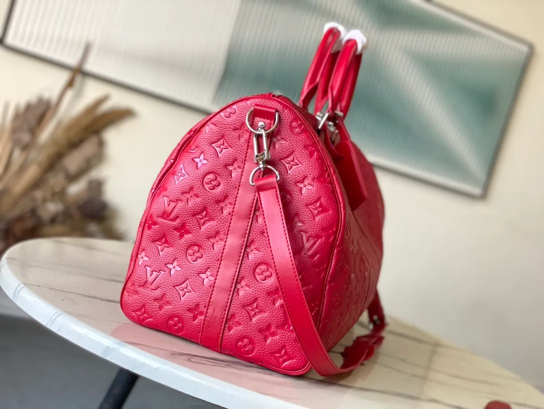 💰1420 (top layer leather) top original order M12800 This Keepal Bandouliere 50 travel bag is from the LV Colormania series, with Monogram embossing to convey an elegant style. Flexible Taurllon cowhide leather is dip-dyed in bright colors, and a tonal striped fabric lining completes the look. Dimensions: 50 × 29 × 23 cm