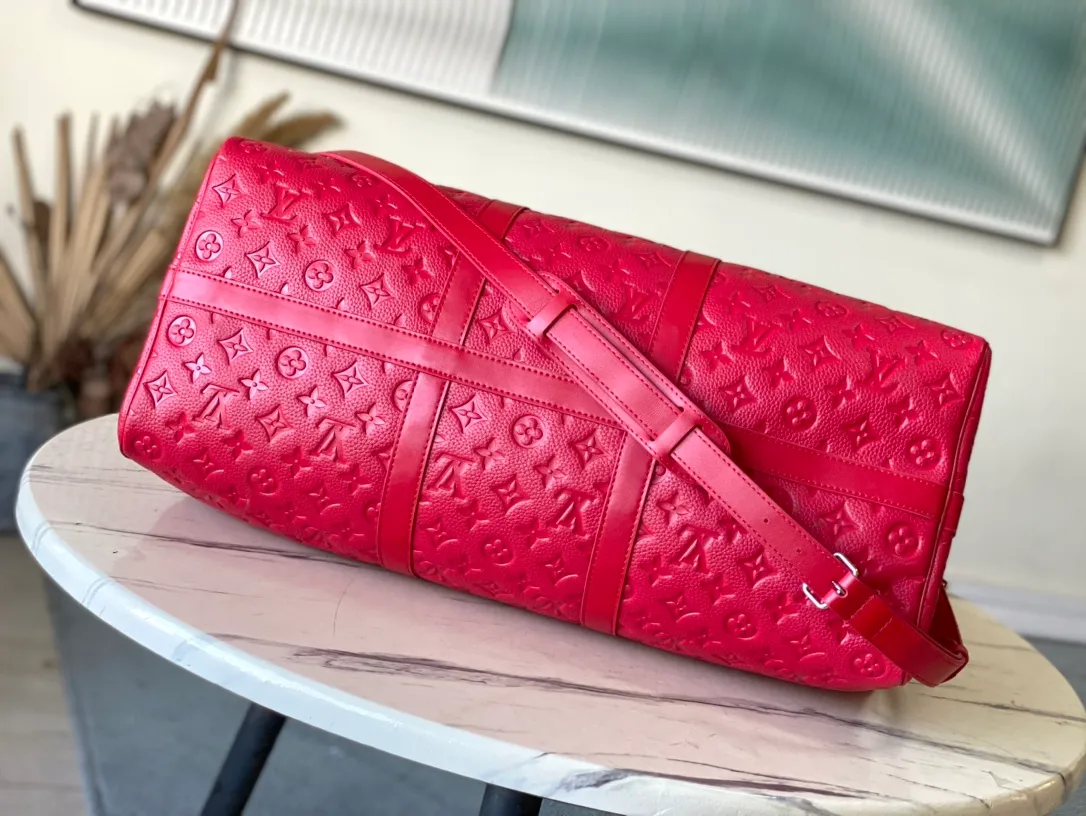 💰1420 (top layer leather) top original order M12800 This Keepal Bandouliere 50 travel bag is from the LV Colormania series, with Monogram embossing to convey an elegant style. Flexible Taurllon cowhide leather is dip-dyed in bright colors, and a tonal striped fabric lining completes the look. Dimensions: 50 × 29 × 23 cm