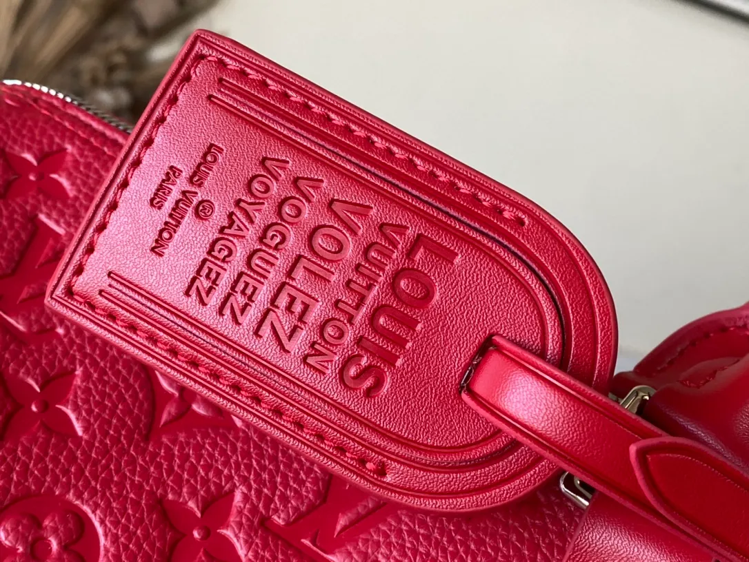 💰1420 (top layer leather) top original order M12800 This Keepal Bandouliere 50 travel bag is from the LV Colormania series, with Monogram embossing to convey an elegant style. Flexible Taurllon cowhide leather is dip-dyed in bright colors, and a tonal striped fabric lining completes the look. Dimensions: 50 × 29 × 23 cm