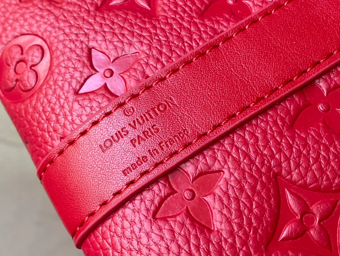 💰1420 (top layer leather) top original order M12800 This Keepal Bandouliere 50 travel bag is from the LV Colormania series, with Monogram embossing to convey an elegant style. Flexible Taurllon cowhide leather is dip-dyed in bright colors, and a tonal striped fabric lining completes the look. Dimensions: 50 × 29 × 23 cm