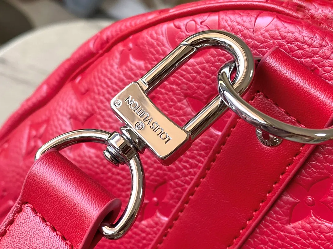 💰1420 (top layer leather) top original order M12800 This Keepal Bandouliere 50 travel bag is from the LV Colormania series, with Monogram embossing to convey an elegant style. Flexible Taurllon cowhide leather is dip-dyed in bright colors, and a tonal striped fabric lining completes the look. Dimensions: 50 × 29 × 23 cm