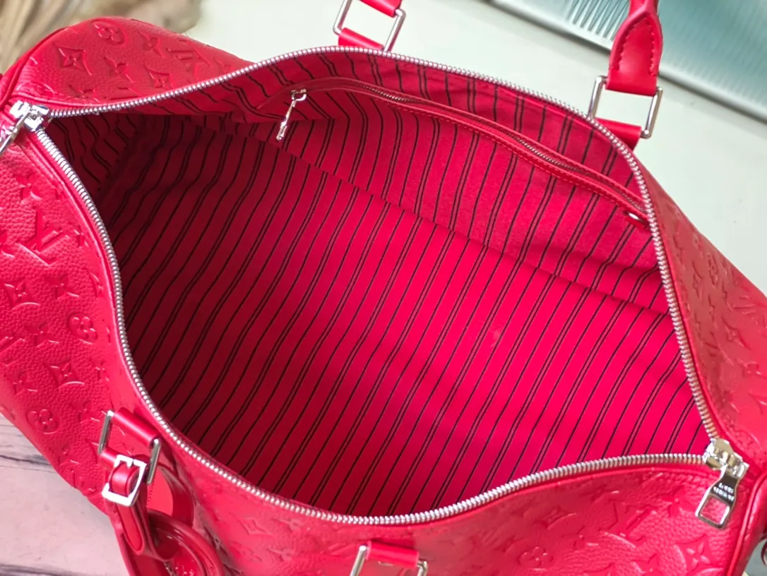💰1420 (top layer leather) top original order M12800 This Keepal Bandouliere 50 travel bag is from the LV Colormania series, with Monogram embossing to convey an elegant style. Flexible Taurllon cowhide leather is dip-dyed in bright colors, and a tonal striped fabric lining completes the look. Dimensions: 50 × 29 × 23 cm