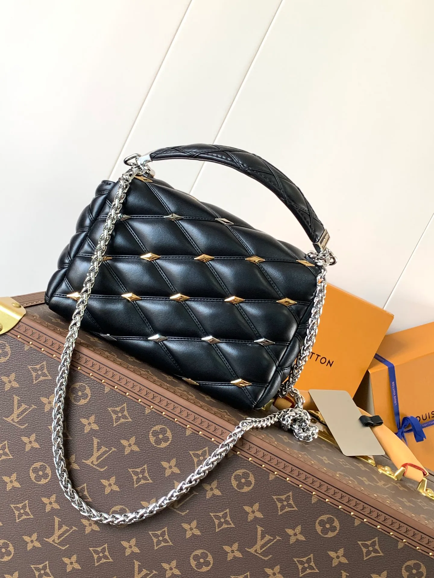💰1380 (top layer leather) top original order, code change chip M24151 black willow diamond M24151 nude pink willow diamond M23045 dark gray M22891 beige M23601 brown M22891 black M12338 vanilla M24465 pink gradient M23682 dark blue M12434 blue gradient M22891 blue and white grid M22891 red and white checkered M25107 silver M22891 patent leather M22892 black pink gradient M24186 light blue gradient M24465 nude pink gradient M12567 burgundy M11374 black hardware M12332 light coffee color M22890 white leather black stripes Top original custom leather ~ colors are being updated continuously! This medium GO-14 bag is crafted from rich sheepskin leather with a quilted pattern that pays homage to the brand's traditional luggage designs. The Twist lock makes a striking statement, and the top handle can be carried by hand alone, or it can be transformed into a leather shoulder pad on the sliding chain strap for comfortable shoulder or cross-body wear. Dimensions: 23 x 16 x 10cm