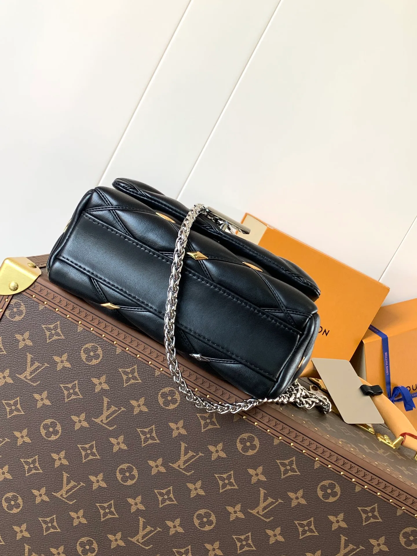 💰1380 (top layer leather) top original order, code change chip M24151 black willow diamond M24151 nude pink willow diamond M23045 dark gray M22891 beige M23601 brown M22891 black M12338 vanilla M24465 pink gradient M23682 dark blue M12434 blue gradient M22891 blue and white grid M22891 red and white checkered M25107 silver M22891 patent leather M22892 black pink gradient M24186 light blue gradient M24465 nude pink gradient M12567 burgundy M11374 black hardware M12332 light coffee color M22890 white leather black stripes Top original custom leather ~ colors are being updated continuously! This medium GO-14 bag is crafted from rich sheepskin leather with a quilted pattern that pays homage to the brand's traditional luggage designs. The Twist lock makes a striking statement, and the top handle can be carried by hand alone, or it can be transformed into a leather shoulder pad on the sliding chain strap for comfortable shoulder or cross-body wear. Dimensions: 23 x 16 x 10cm