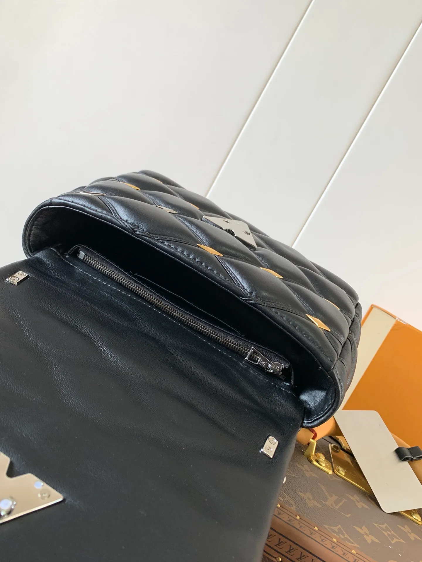 💰1380 (top layer leather) top original order, code change chip M24151 black willow diamond M24151 nude pink willow diamond M23045 dark gray M22891 beige M23601 brown M22891 black M12338 vanilla M24465 pink gradient M23682 dark blue M12434 blue gradient M22891 blue and white grid M22891 red and white checkered M25107 silver M22891 patent leather M22892 black pink gradient M24186 light blue gradient M24465 nude pink gradient M12567 burgundy M11374 black hardware M12332 light coffee color M22890 white leather black stripes Top original custom leather ~ colors are being updated continuously! This medium GO-14 bag is crafted from rich sheepskin leather with a quilted pattern that pays homage to the brand's traditional luggage designs. The Twist lock makes a striking statement, and the top handle can be carried by hand alone, or it can be transformed into a leather shoulder pad on the sliding chain strap for comfortable shoulder or cross-body wear. Dimensions: 23 x 16 x 10cm