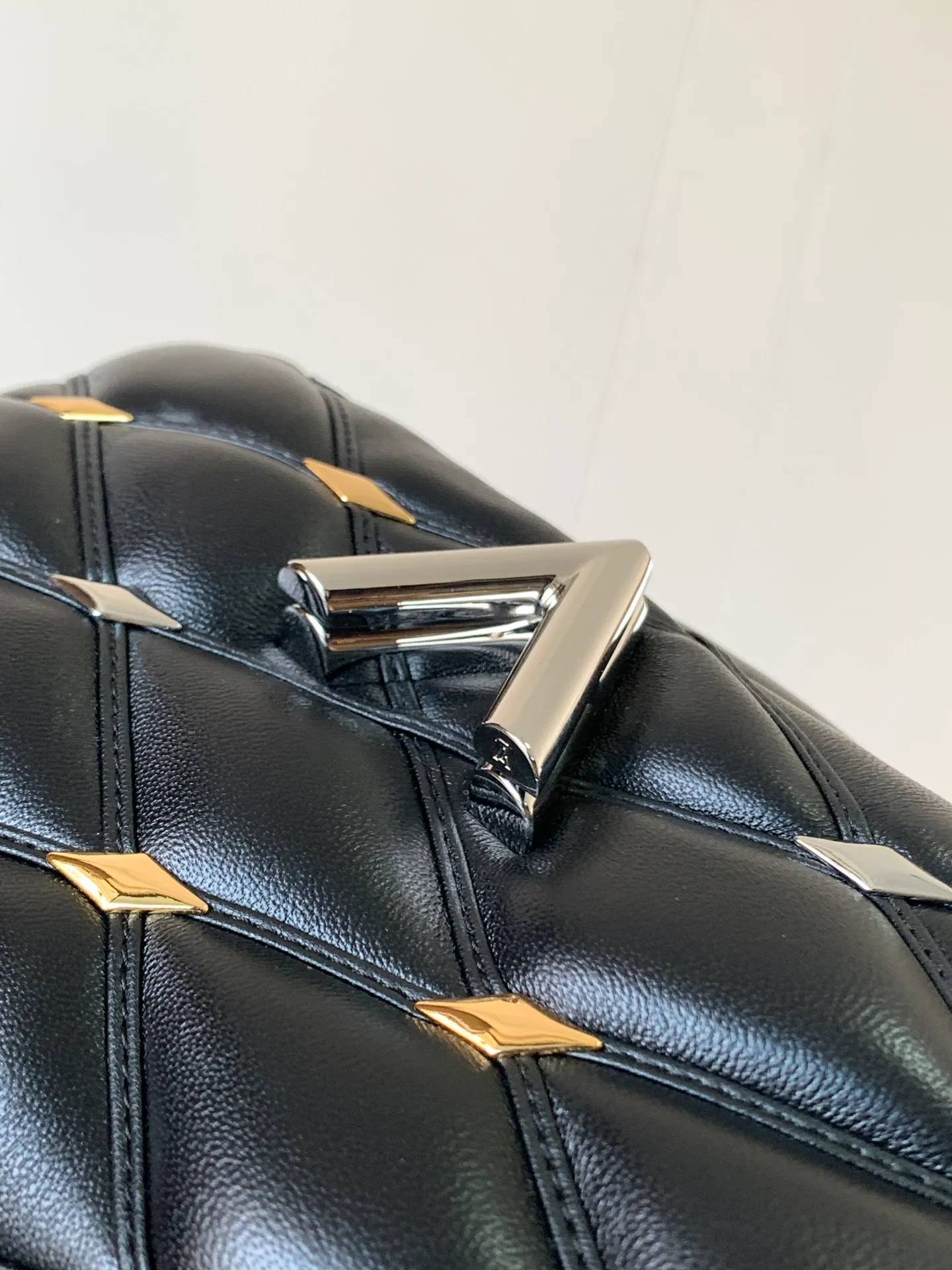 💰1380 (top layer leather) top original order, code change chip M24151 black willow diamond M24151 nude pink willow diamond M23045 dark gray M22891 beige M23601 brown M22891 black M12338 vanilla M24465 pink gradient M23682 dark blue M12434 blue gradient M22891 blue and white grid M22891 red and white checkered M25107 silver M22891 patent leather M22892 black pink gradient M24186 light blue gradient M24465 nude pink gradient M12567 burgundy M11374 black hardware M12332 light coffee color M22890 white leather black stripes Top original custom leather ~ colors are being updated continuously! This medium GO-14 bag is crafted from rich sheepskin leather with a quilted pattern that pays homage to the brand's traditional luggage designs. The Twist lock makes a striking statement, and the top handle can be carried by hand alone, or it can be transformed into a leather shoulder pad on the sliding chain strap for comfortable shoulder or cross-body wear. Dimensions: 23 x 16 x 10cm