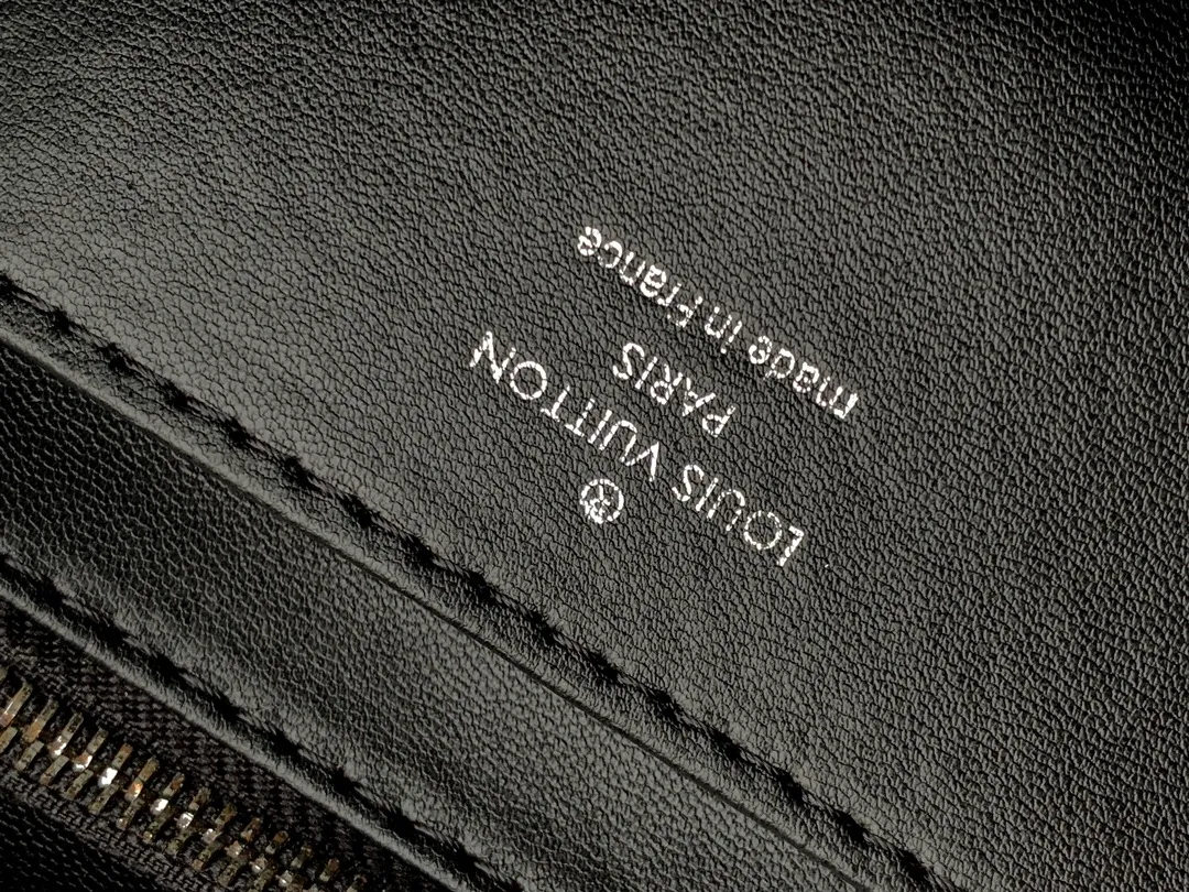 💰1380 (top layer leather) top original order, code change chip M24151 black willow diamond M24151 nude pink willow diamond M23045 dark gray M22891 beige M23601 brown M22891 black M12338 vanilla M24465 pink gradient M23682 dark blue M12434 blue gradient M22891 blue and white grid M22891 red and white checkered M25107 silver M22891 patent leather M22892 black pink gradient M24186 light blue gradient M24465 nude pink gradient M12567 burgundy M11374 black hardware M12332 light coffee color M22890 white leather black stripes Top original custom leather ~ colors are being updated continuously! This medium GO-14 bag is crafted from rich sheepskin leather with a quilted pattern that pays homage to the brand's traditional luggage designs. The Twist lock makes a striking statement, and the top handle can be carried by hand alone, or it can be transformed into a leather shoulder pad on the sliding chain strap for comfortable shoulder or cross-body wear. Dimensions: 23 x 16 x 10cm