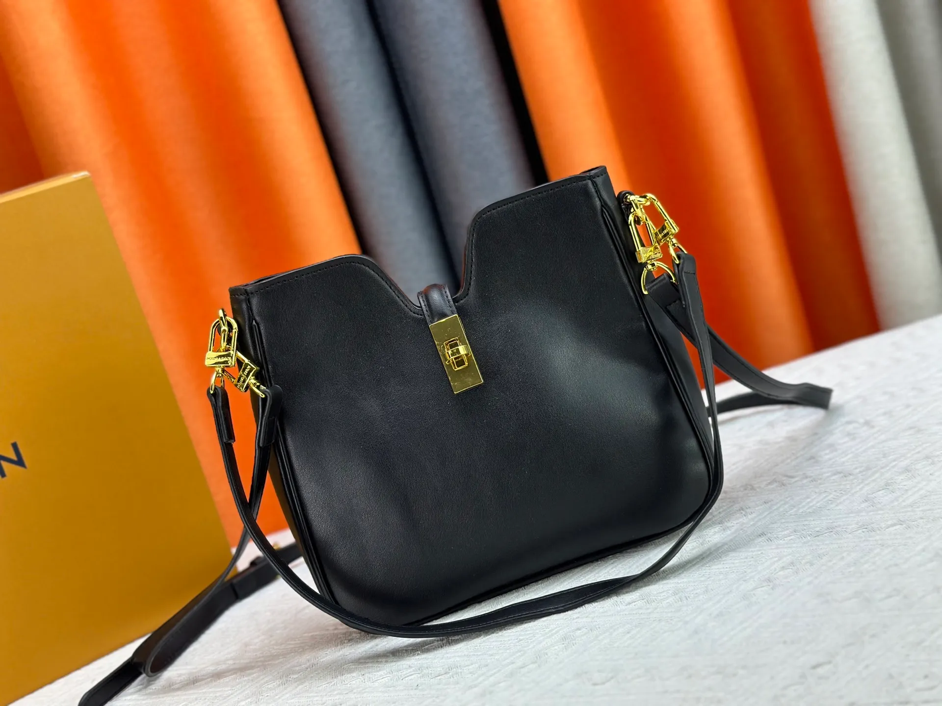 P300 small size M120693 M119563 Louis Vuitton's new style has quietly returned to the minimalist elegance. This new design has soft lines and uses the Hobo outline to outline a casual sense of calmness. This is a bag that deliberately attracts attention and captures people's hearts with its low-key and restrained charm. Internal zipper pocket Size: small 24.5x21.5x5cm large 36×29.5×7cm