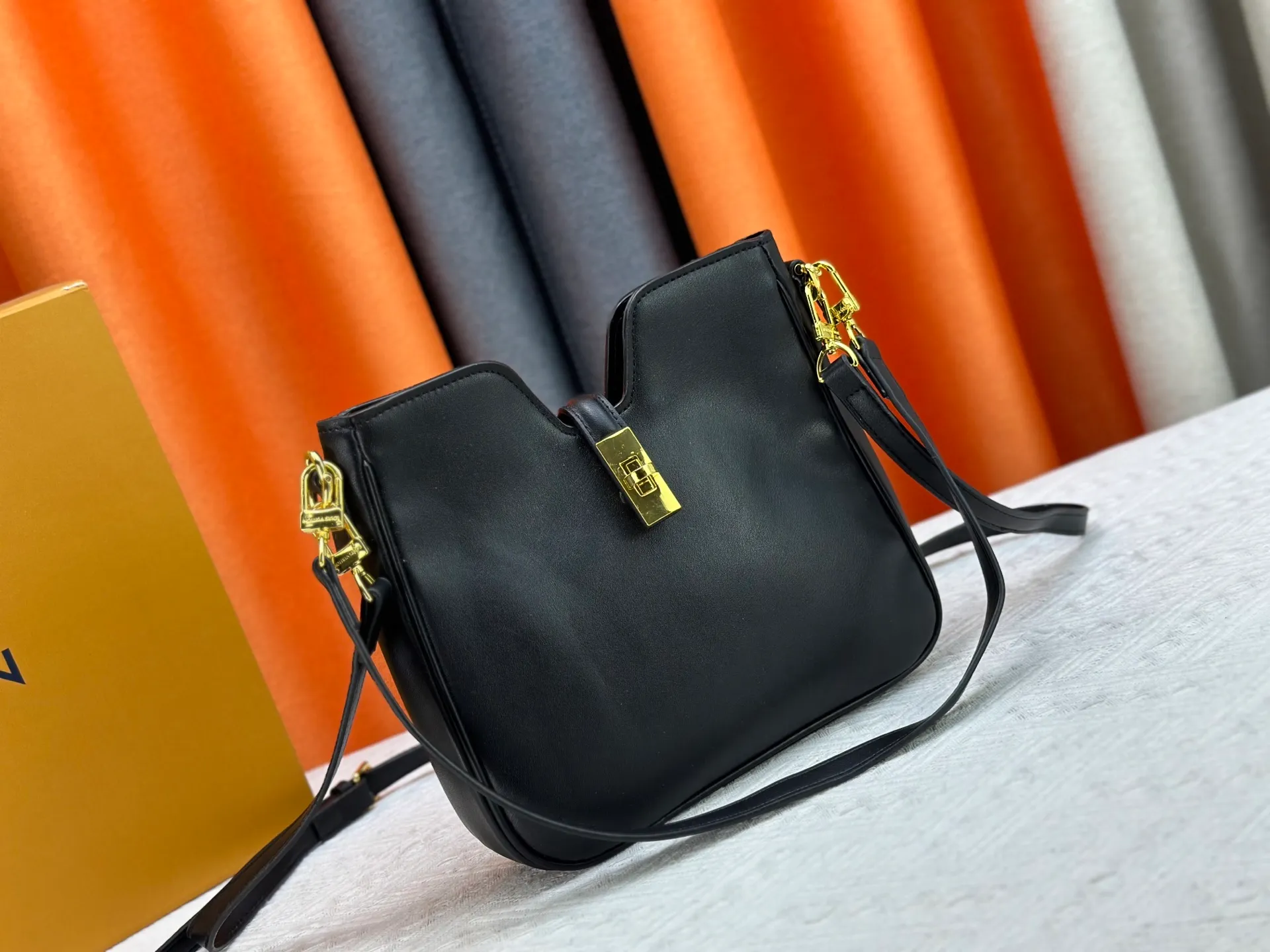 P300 small size M120693 M119563 Louis Vuitton's new style has quietly returned to the minimalist elegance. This new design has soft lines and uses the Hobo outline to outline a casual sense of calmness. This is a bag that deliberately attracts attention and captures people's hearts with its low-key and restrained charm. Internal zipper pocket Size: small 24.5x21.5x5cm large 36×29.5×7cm