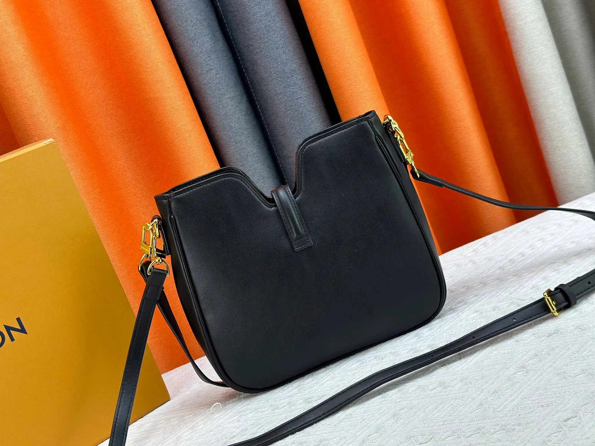 P300 small size M120693 M119563 Louis Vuitton's new style has quietly returned to the minimalist elegance. This new design has soft lines and uses the Hobo outline to outline a casual sense of calmness. This is a bag that deliberately attracts attention and captures people's hearts with its low-key and restrained charm. Internal zipper pocket Size: small 24.5x21.5x5cm large 36×29.5×7cm