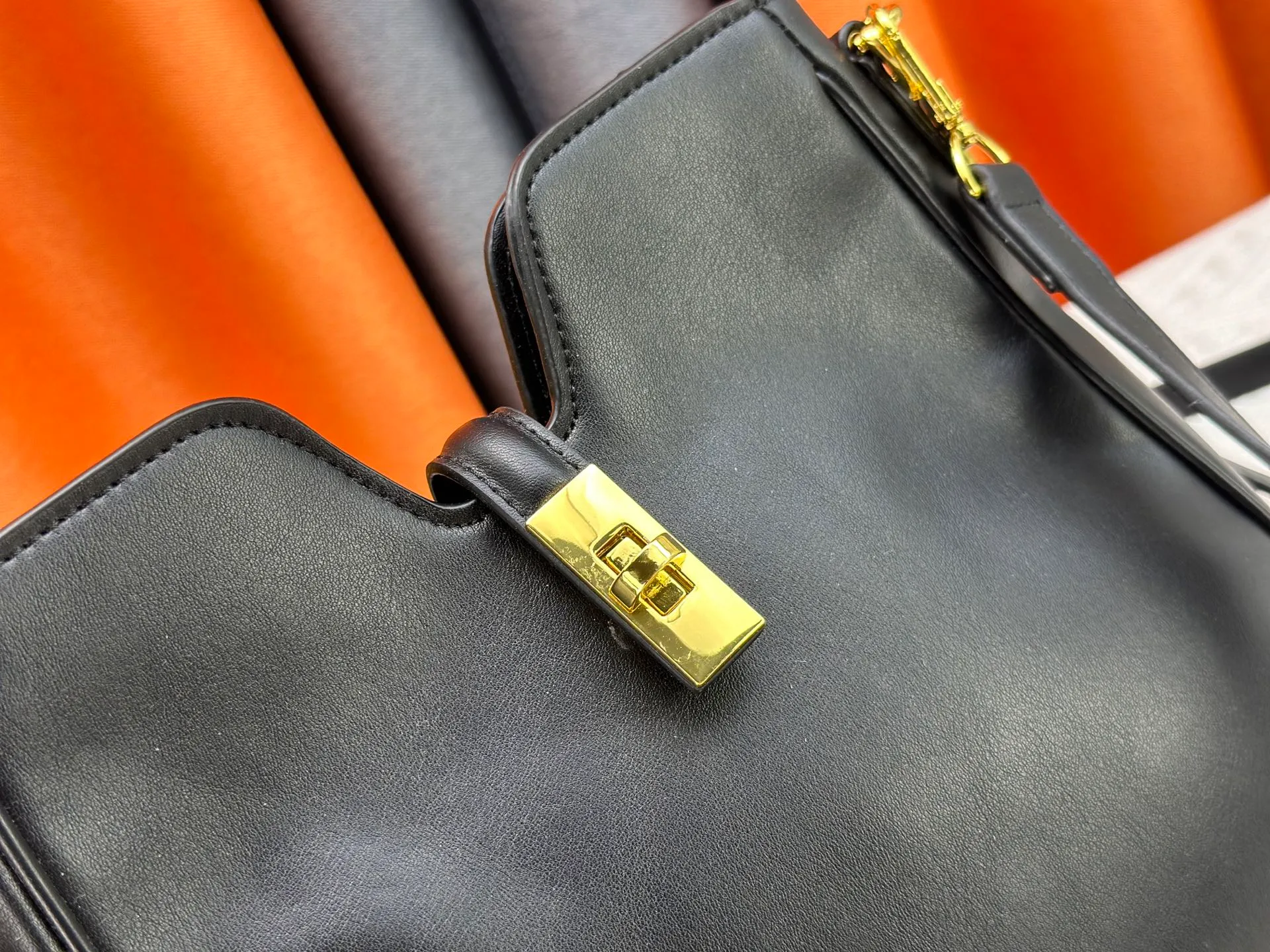 P300 small size M120693 M119563 Louis Vuitton's new style has quietly returned to the minimalist elegance. This new design has soft lines and uses the Hobo outline to outline a casual sense of calmness. This is a bag that deliberately attracts attention and captures people's hearts with its low-key and restrained charm. Internal zipper pocket Size: small 24.5x21.5x5cm large 36×29.5×7cm