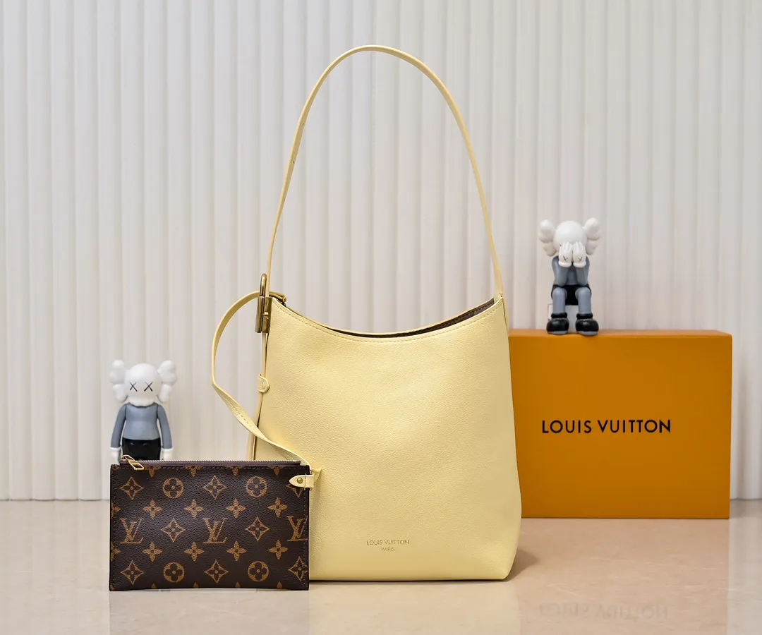 💰Large 150. Small 280💰Upgraded original (imitation original) M24988 M24974 M24856 M25022 M25352 M25353 M25354 This Low Key Hobo handbag is made of smooth cow leather with suede cow leather lining. It can accommodate short wallets, large smartphones, keys and other small items. The shoulder strap is adjustable with a padlock buckle, and a removable Monogram canvas zippered interior pocket keeps it organized. Dimensions: Large 31.0 x 35.0 x 18.0 cm (L x H x W), Small 24.0 x 28.0 x 16.0 cm (L x H x W)