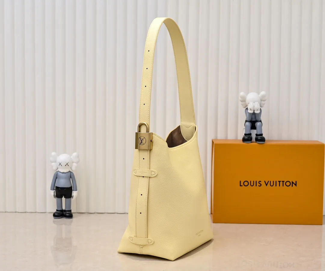 💰Large 150. Small 280💰Upgraded original (imitation original) M24988 M24974 M24856 M25022 M25352 M25353 M25354 This Low Key Hobo handbag is made of smooth cow leather with suede cow leather lining. It can accommodate short wallets, large smartphones, keys and other small items. The shoulder strap is adjustable with a padlock buckle, and a removable Monogram canvas zippered interior pocket keeps it organized. Dimensions: Large 31.0 x 35.0 x 18.0 cm (L x H x W), Small 24.0 x 28.0 x 16.0 cm (L x H x W)