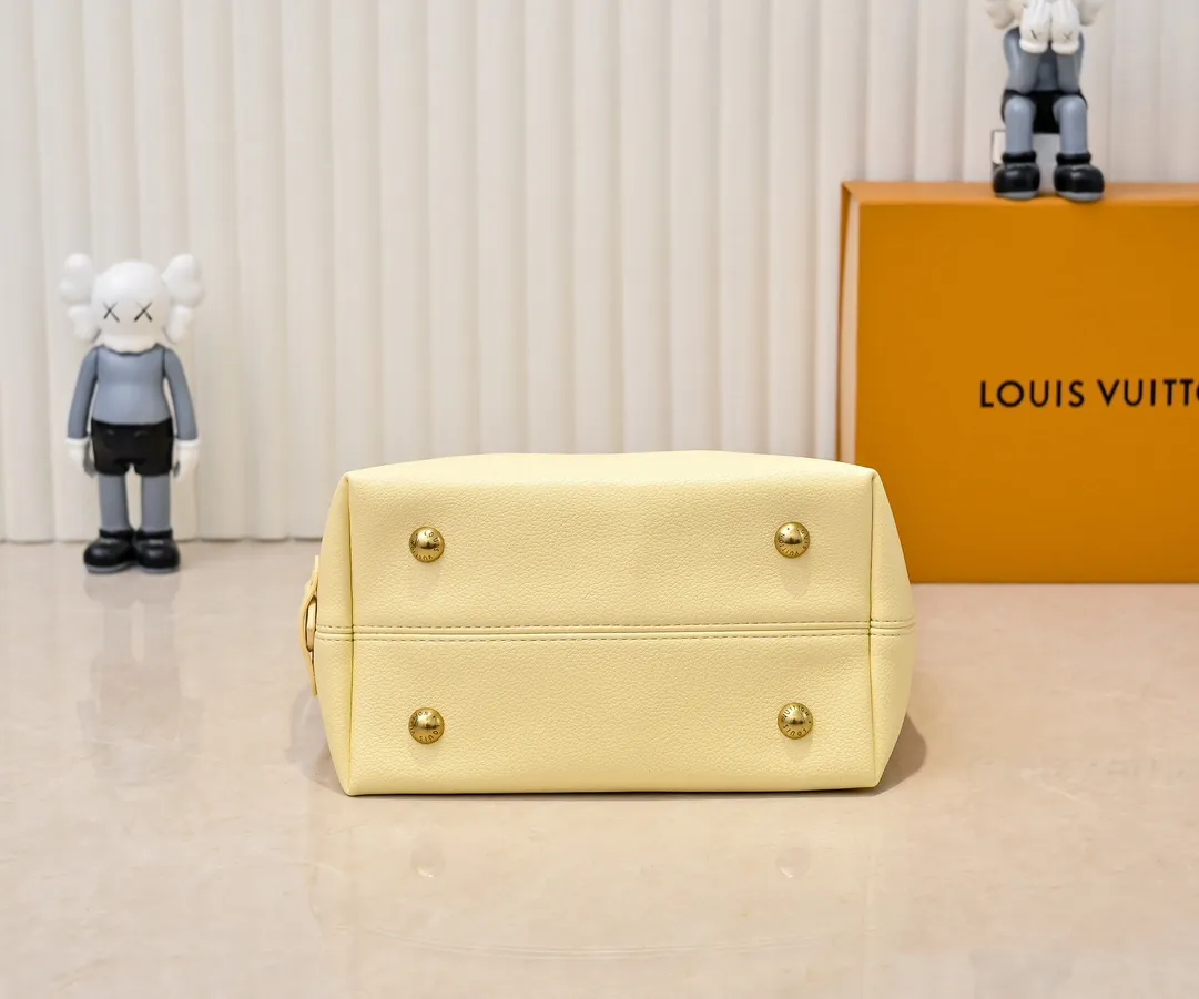 💰Large 150. Small 280💰Upgraded original (imitation original) M24988 M24974 M24856 M25022 M25352 M25353 M25354 This Low Key Hobo handbag is made of smooth cow leather with suede cow leather lining. It can accommodate short wallets, large smartphones, keys and other small items. The shoulder strap is adjustable with a padlock buckle, and a removable Monogram canvas zippered interior pocket keeps it organized. Dimensions: Large 31.0 x 35.0 x 18.0 cm (L x H x W), Small 24.0 x 28.0 x 16.0 cm (L x H x W)