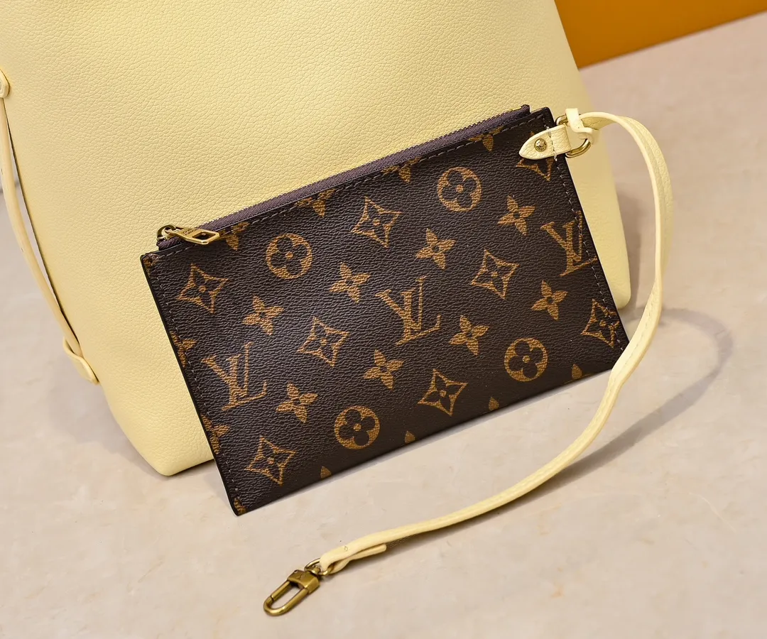 💰Large 150. Small 280💰Upgraded original (imitation original) M24988 M24974 M24856 M25022 M25352 M25353 M25354 This Low Key Hobo handbag is made of smooth cow leather with suede cow leather lining. It can accommodate short wallets, large smartphones, keys and other small items. The shoulder strap is adjustable with a padlock buckle, and a removable Monogram canvas zippered interior pocket keeps it organized. Dimensions: Large 31.0 x 35.0 x 18.0 cm (L x H x W), Small 24.0 x 28.0 x 16.0 cm (L x H x W)