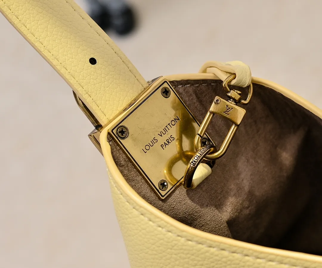 💰Large 150. Small 280💰Upgraded original (imitation original) M24988 M24974 M24856 M25022 M25352 M25353 M25354 This Low Key Hobo handbag is made of smooth cow leather with suede cow leather lining. It can accommodate short wallets, large smartphones, keys and other small items. The shoulder strap is adjustable with a padlock buckle, and a removable Monogram canvas zippered interior pocket keeps it organized. Dimensions: Large 31.0 x 35.0 x 18.0 cm (L x H x W), Small 24.0 x 28.0 x 16.0 cm (L x H x W)