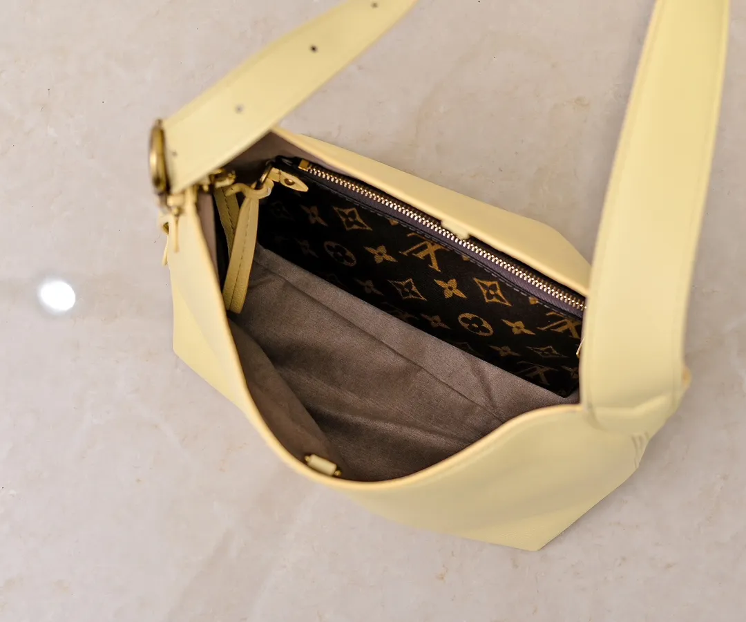 💰Large 150. Small 280💰Upgraded original (imitation original) M24988 M24974 M24856 M25022 M25352 M25353 M25354 This Low Key Hobo handbag is made of smooth cow leather with suede cow leather lining. It can accommodate short wallets, large smartphones, keys and other small items. The shoulder strap is adjustable with a padlock buckle, and a removable Monogram canvas zippered interior pocket keeps it organized. Dimensions: Large 31.0 x 35.0 x 18.0 cm (L x H x W), Small 24.0 x 28.0 x 16.0 cm (L x H x W)