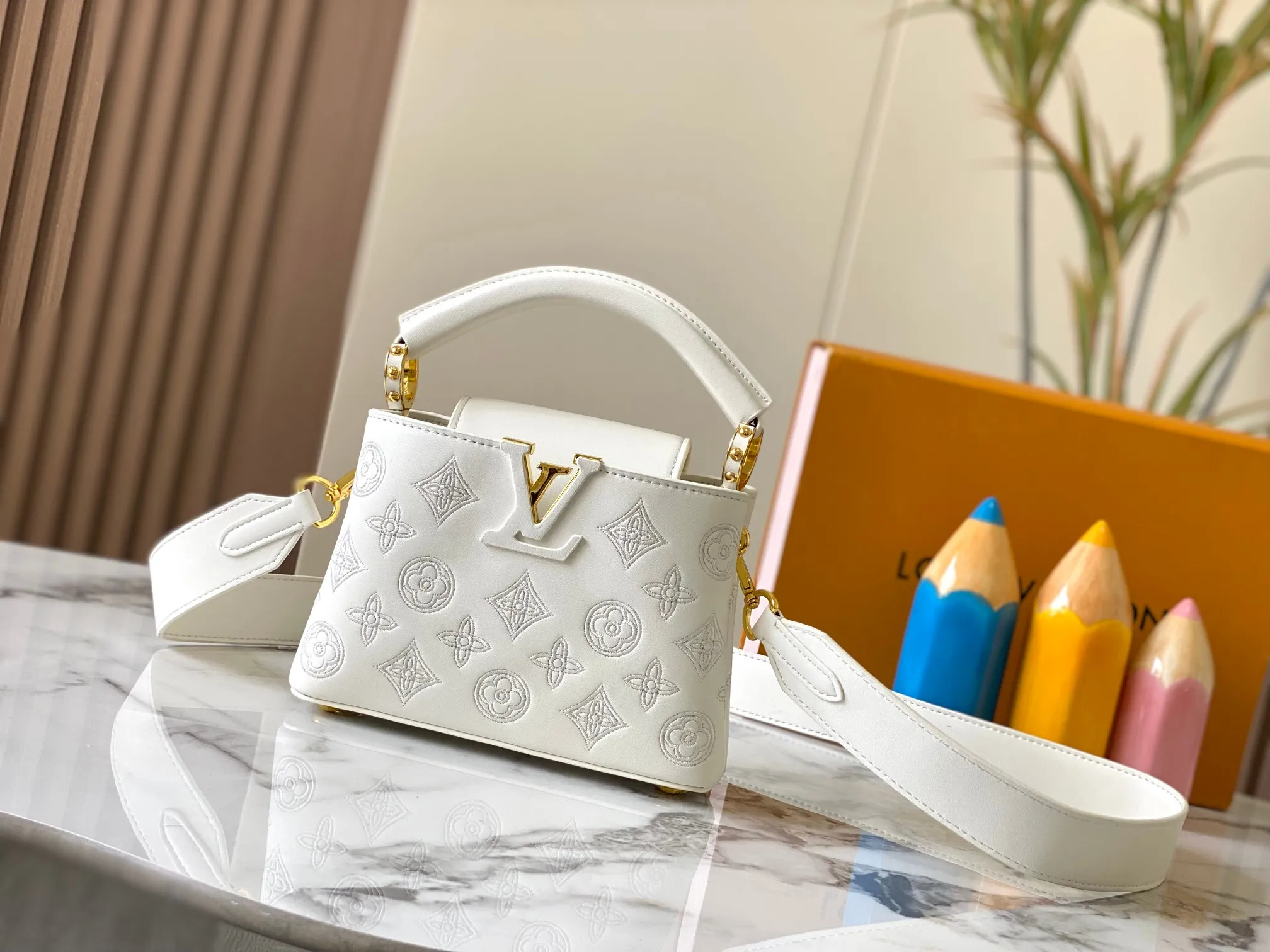 Upgraded version P440 M20741 Bourdon stitch embroidered gold buckle This Capucines mini handbag comes from the LV Broderie Anglaise capsule series designed by Nicolas Ghesquière, which transfers the embroidery technology in the ready-to-wear series to this. For the first time, the Monogram pattern appears on cow leather through cutting, and is embellished with Bourdon stitching, which is exquisitely crafted with craftsmanship.  Detailed features 21 x 14 x8 cm (length x height x width)