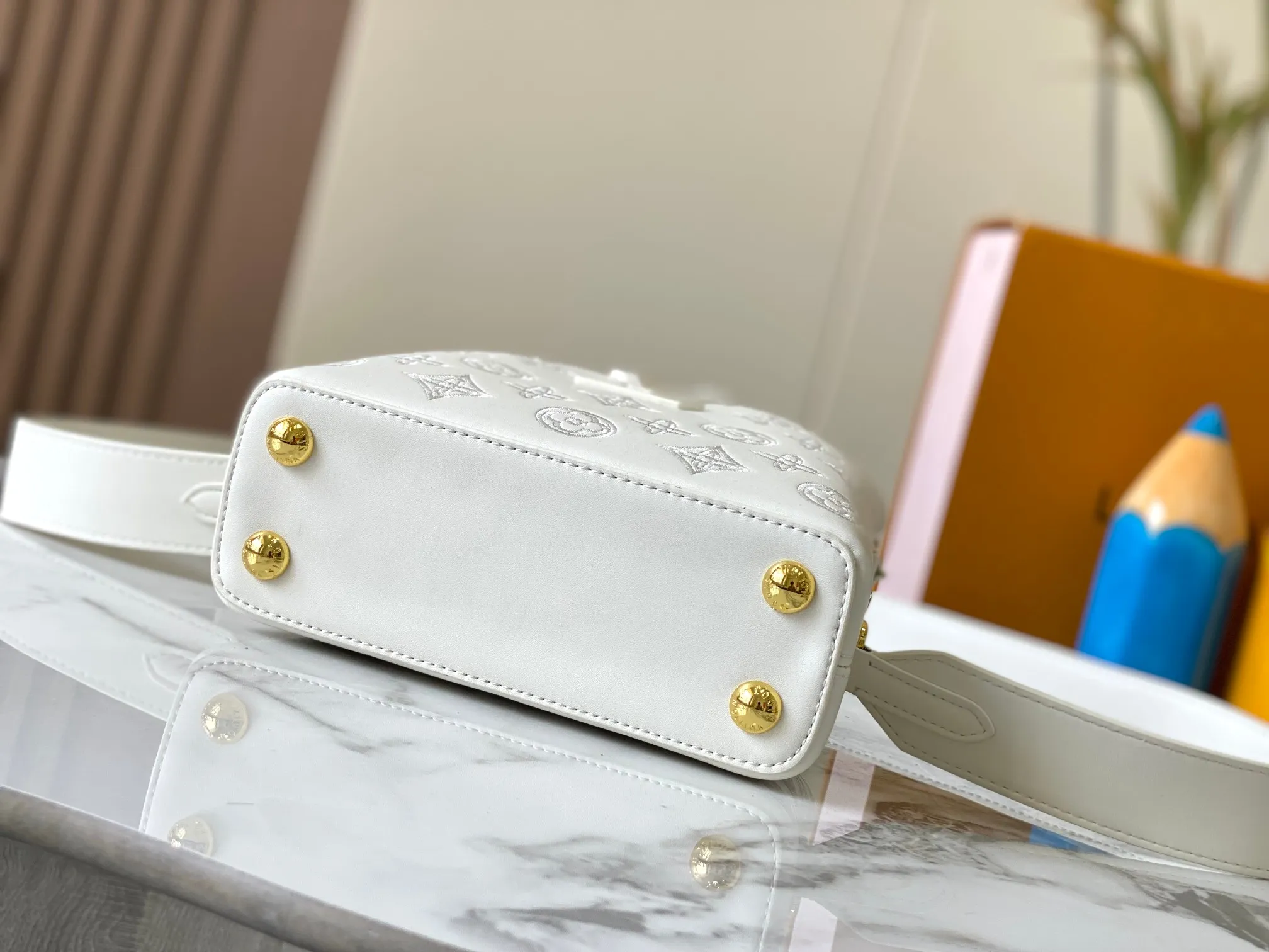 Upgraded version P440 M20741 Bourdon stitch embroidered gold buckle This Capucines mini handbag comes from the LV Broderie Anglaise capsule series designed by Nicolas Ghesquière, which transfers the embroidery technology in the ready-to-wear series to this. For the first time, the Monogram pattern appears on cow leather through cutting, and is embellished with Bourdon stitching, which is exquisitely crafted with craftsmanship.  Detailed features 21 x 14 x8 cm (length x height x width)