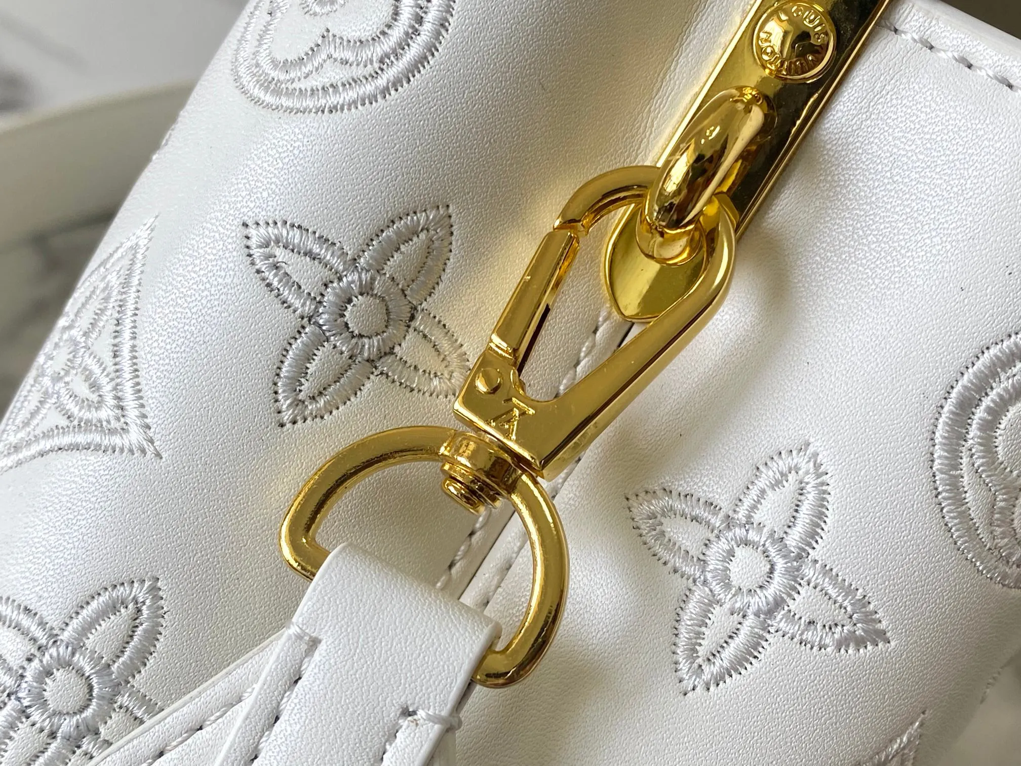 Upgraded version P440 M20741 Bourdon stitch embroidered gold buckle This Capucines mini handbag comes from the LV Broderie Anglaise capsule series designed by Nicolas Ghesquière, which transfers the embroidery technology in the ready-to-wear series to this. For the first time, the Monogram pattern appears on cow leather through cutting, and is embellished with Bourdon stitching, which is exquisitely crafted with craftsmanship.  Detailed features 21 x 14 x8 cm (length x height x width)
