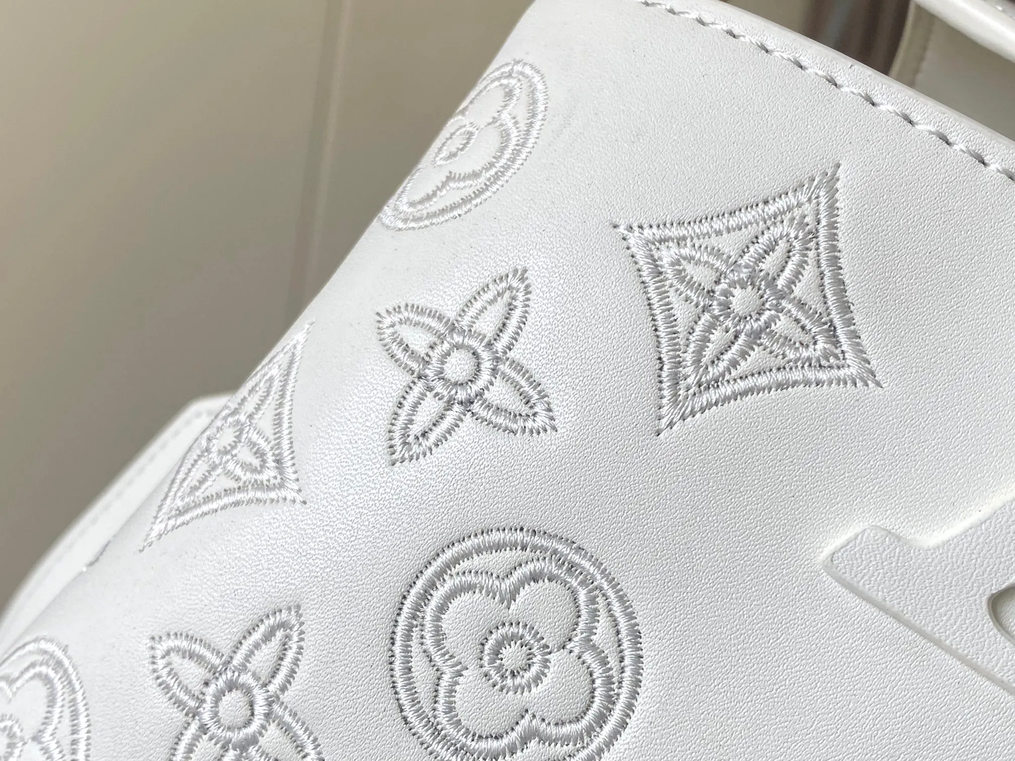 Upgraded version P440 M20741 Bourdon stitch embroidered gold buckle This Capucines mini handbag comes from the LV Broderie Anglaise capsule series designed by Nicolas Ghesquière, which transfers the embroidery technology in the ready-to-wear series to this. For the first time, the Monogram pattern appears on cow leather through cutting, and is embellished with Bourdon stitching, which is exquisitely crafted with craftsmanship.  Detailed features 21 x 14 x8 cm (length x height x width)