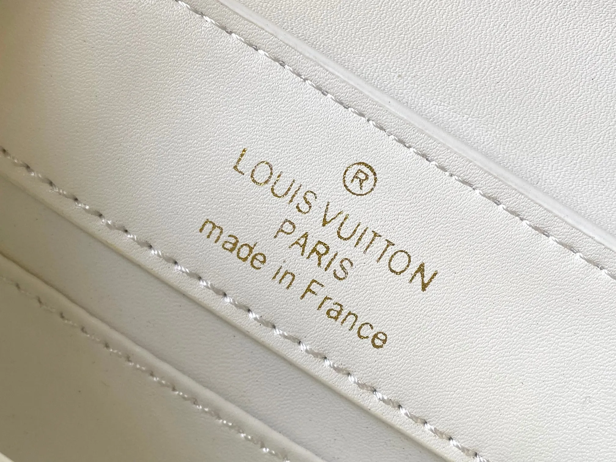 Upgraded version P440 M20741 Bourdon stitch embroidered gold buckle This Capucines mini handbag comes from the LV Broderie Anglaise capsule series designed by Nicolas Ghesquière, which transfers the embroidery technology in the ready-to-wear series to this. For the first time, the Monogram pattern appears on cow leather through cutting, and is embellished with Bourdon stitching, which is exquisitely crafted with craftsmanship.  Detailed features 21 x 14 x8 cm (length x height x width)