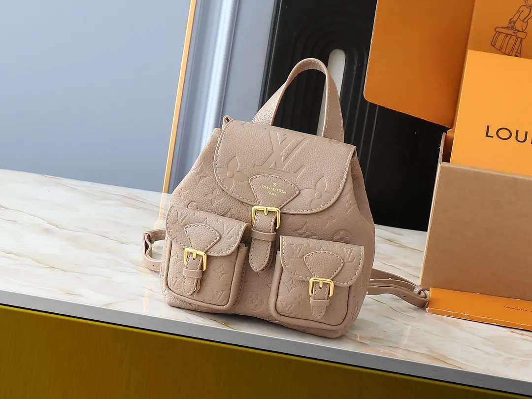 💰260💰Upgraded from the original M12987 M47074 M47072 M47106 This Backup backpack reinterprets the fresh tones of the LV Milky Way series with soft touches, using Monogram Empreinte leather with elegant metal hardware. Multiple pockets designed to easily store large wallets and travel essentials. Dimensions: 20.0 x 22.0 x 14.0 cm (length x height x width)