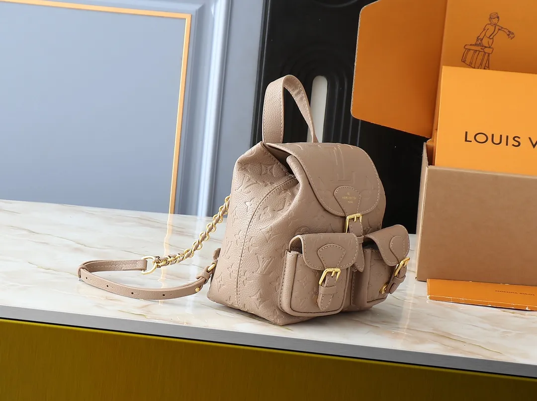 💰260💰Upgraded from the original M12987 M47074 M47072 M47106 This Backup backpack reinterprets the fresh tones of the LV Milky Way series with soft touches, using Monogram Empreinte leather with elegant metal hardware. Multiple pockets designed to easily store large wallets and travel essentials. Dimensions: 20.0 x 22.0 x 14.0 cm (length x height x width)