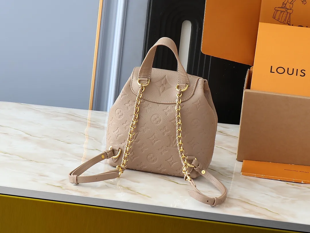 💰260💰Upgraded from the original M12987 M47074 M47072 M47106 This Backup backpack reinterprets the fresh tones of the LV Milky Way series with soft touches, using Monogram Empreinte leather with elegant metal hardware. Multiple pockets designed to easily store large wallets and travel essentials. Dimensions: 20.0 x 22.0 x 14.0 cm (length x height x width)