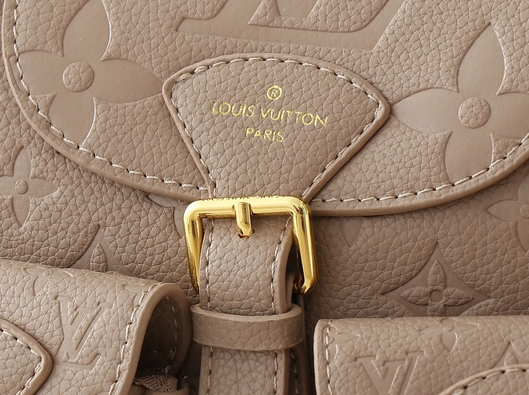 💰260💰Upgraded from the original M12987 M47074 M47072 M47106 This Backup backpack reinterprets the fresh tones of the LV Milky Way series with soft touches, using Monogram Empreinte leather with elegant metal hardware. Multiple pockets designed to easily store large wallets and travel essentials. Dimensions: 20.0 x 22.0 x 14.0 cm (length x height x width)
