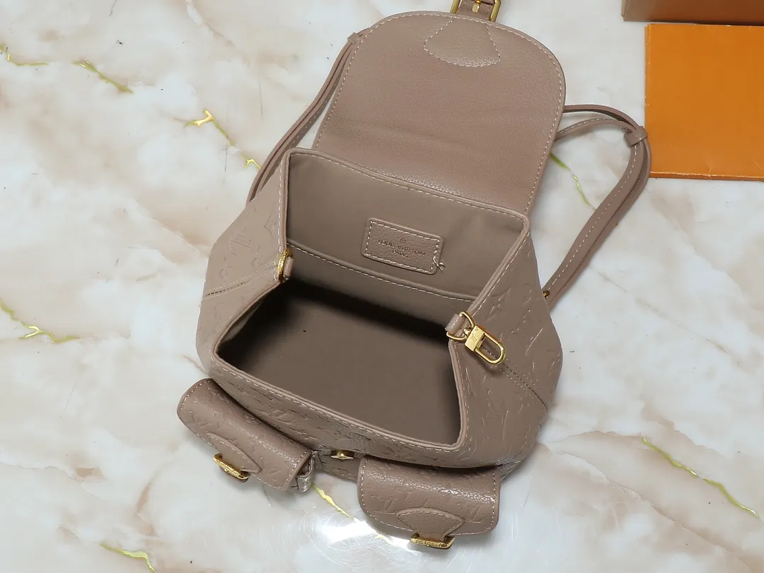 💰260💰Upgraded from the original M12987 M47074 M47072 M47106 This Backup backpack reinterprets the fresh tones of the LV Milky Way series with soft touches, using Monogram Empreinte leather with elegant metal hardware. Multiple pockets designed to easily store large wallets and travel essentials. Dimensions: 20.0 x 22.0 x 14.0 cm (length x height x width)