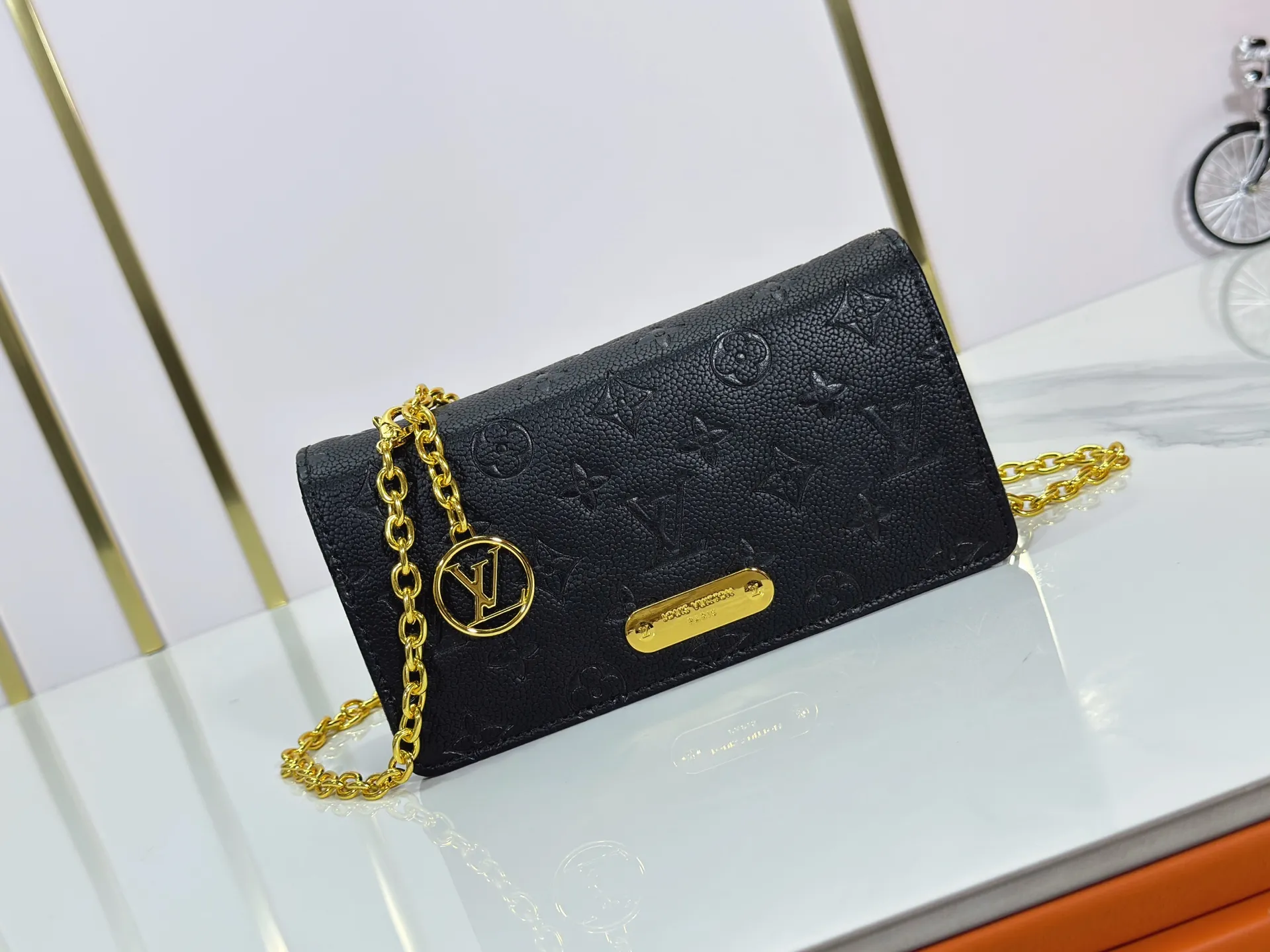 P200 upgrades the original M83233 Wallet On Chain Metis, which is made of grained Monogram Empreinte leather with the brand's Monogram pattern embossed on it. The appearance has a distinctive trapezoidal design, the front flap is fixed with an S-lock, and the full leather embossed chain cover woc shoulder bag is inherited from the classic Louis Vuitton suitcase. Detachable chain allows for cross-body wear. Dimensions: 22.0 x 15.0 x 5.5 cm