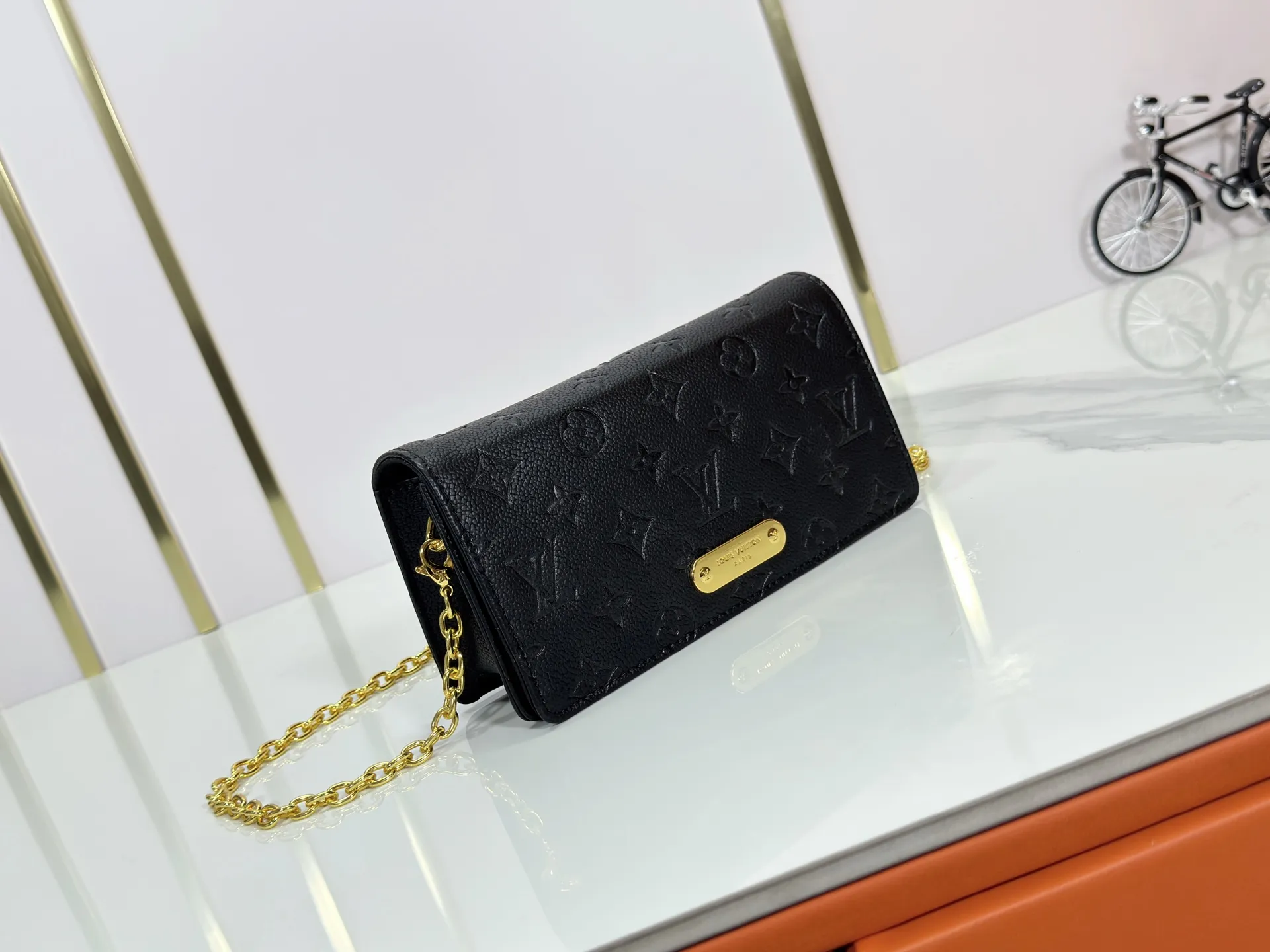 P200 upgrades the original M83233 Wallet On Chain Metis, which is made of grained Monogram Empreinte leather with the brand's Monogram pattern embossed on it. The appearance has a distinctive trapezoidal design, the front flap is fixed with an S-lock, and the full leather embossed chain cover woc shoulder bag is inherited from the classic Louis Vuitton suitcase. Detachable chain allows for cross-body wear. Dimensions: 22.0 x 15.0 x 5.5 cm