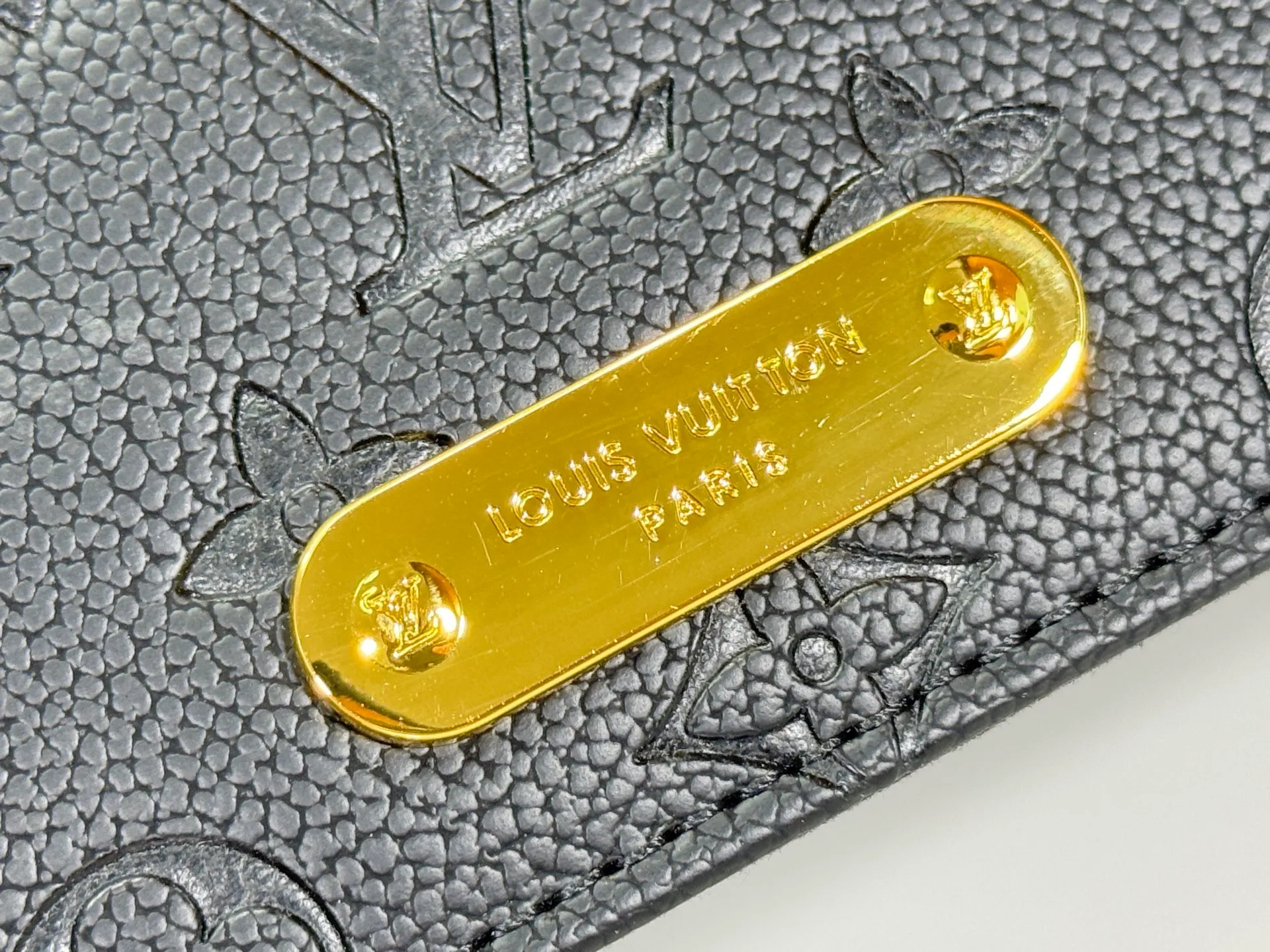 P200 upgrades the original M83233 Wallet On Chain Metis, which is made of grained Monogram Empreinte leather with the brand's Monogram pattern embossed on it. The appearance has a distinctive trapezoidal design, the front flap is fixed with an S-lock, and the full leather embossed chain cover woc shoulder bag is inherited from the classic Louis Vuitton suitcase. Detachable chain allows for cross-body wear. Dimensions: 22.0 x 15.0 x 5.5 cm