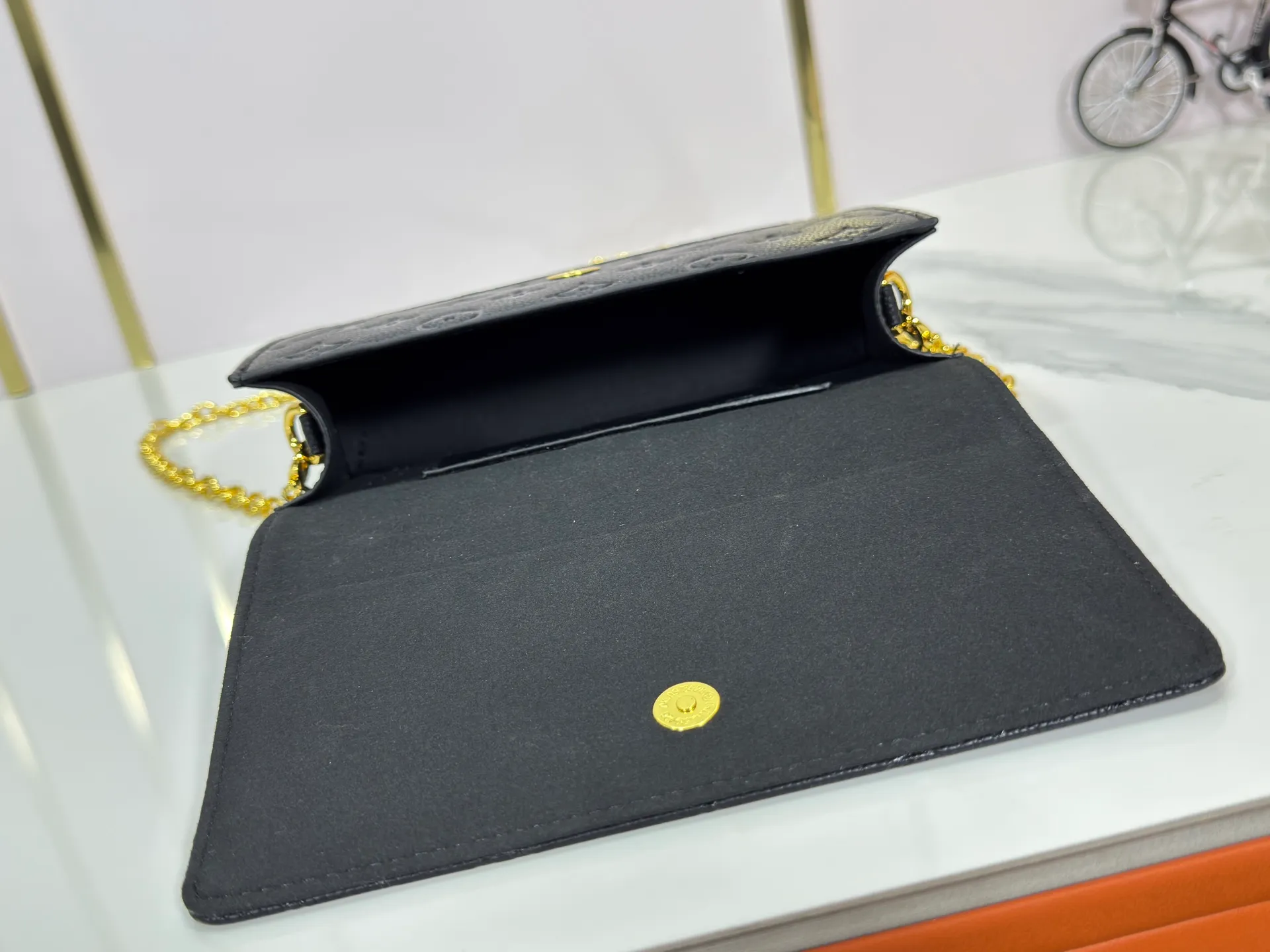 P200 upgrades the original M83233 Wallet On Chain Metis, which is made of grained Monogram Empreinte leather with the brand's Monogram pattern embossed on it. The appearance has a distinctive trapezoidal design, the front flap is fixed with an S-lock, and the full leather embossed chain cover woc shoulder bag is inherited from the classic Louis Vuitton suitcase. Detachable chain allows for cross-body wear. Dimensions: 22.0 x 15.0 x 5.5 cm