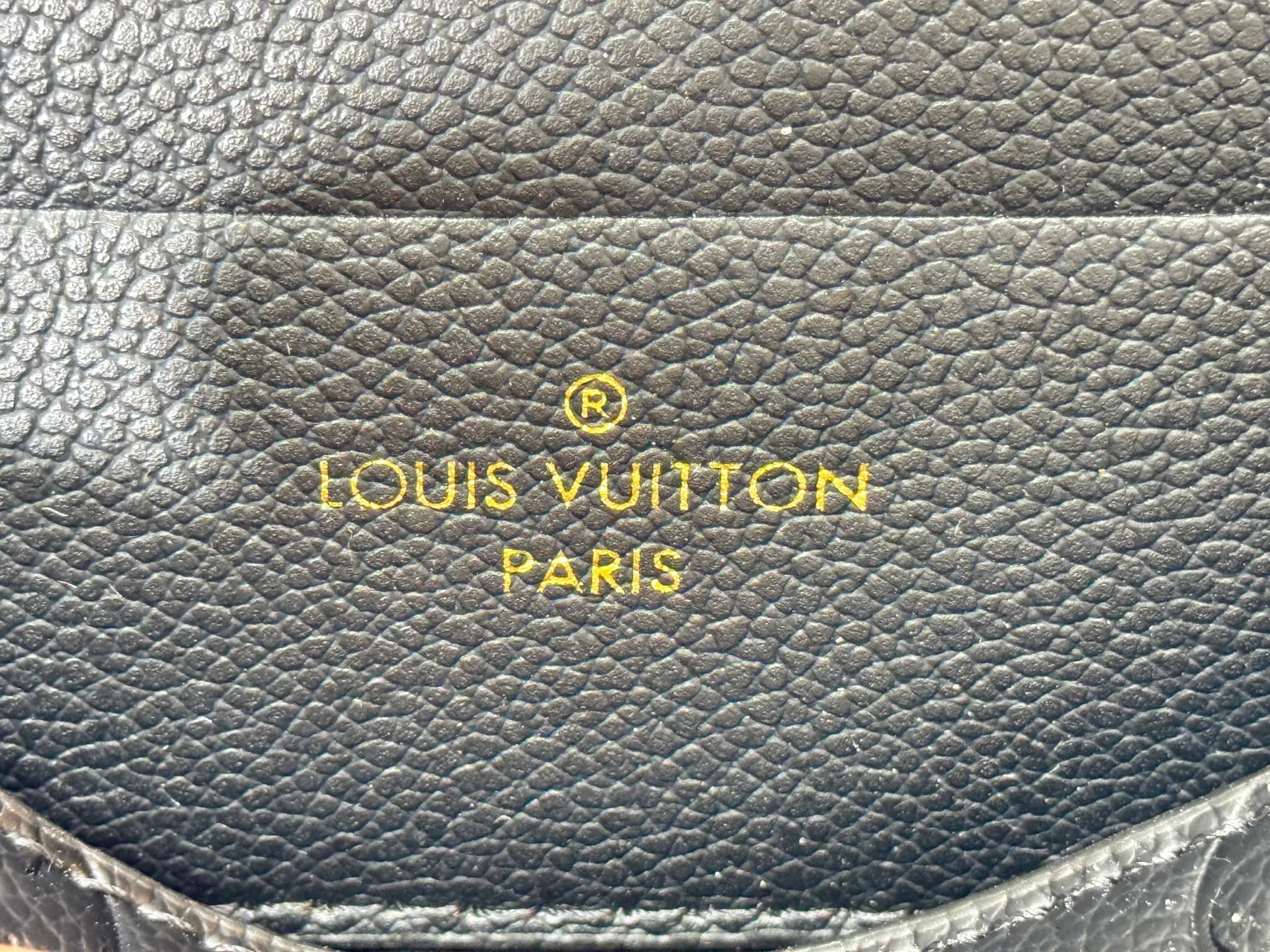 P200 upgrades the original M83233 Wallet On Chain Metis, which is made of grained Monogram Empreinte leather with the brand's Monogram pattern embossed on it. The appearance has a distinctive trapezoidal design, the front flap is fixed with an S-lock, and the full leather embossed chain cover woc shoulder bag is inherited from the classic Louis Vuitton suitcase. Detachable chain allows for cross-body wear. Dimensions: 22.0 x 15.0 x 5.5 cm