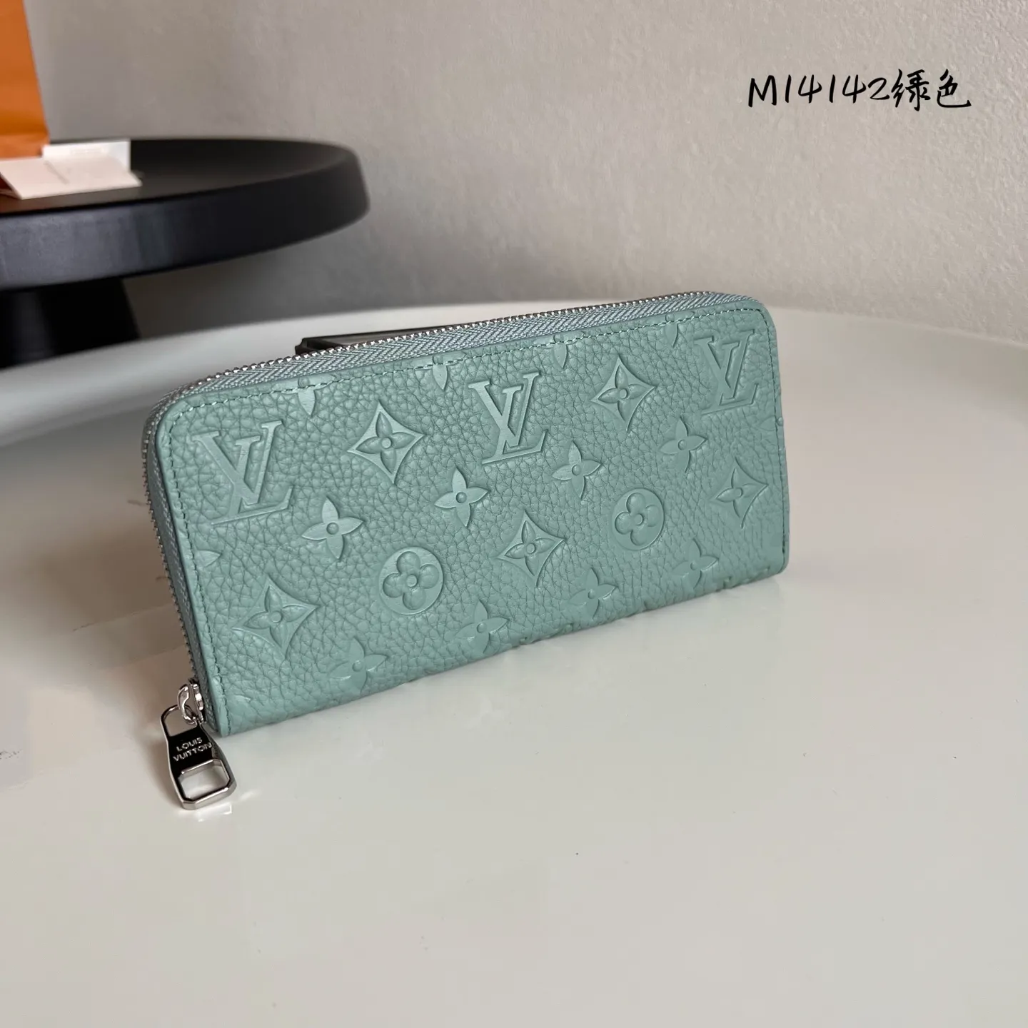 Factory price 460 [Top original order] M14142 green Louis Vuitton Clémence wallet is a model of organic integration of rich practical functions and elegant and compact design. Crafted from iconic Monogram canvas, the bright leather zippers and lining exude a feminine yet lively feel. 20 x 9 x 2 cm (length x height x width)