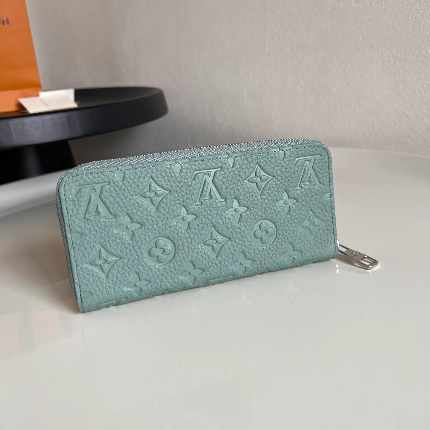 Factory price 460 [Top original order] M14142 green Louis Vuitton Clémence wallet is a model of organic integration of rich practical functions and elegant and compact design. Crafted from iconic Monogram canvas, the bright leather zippers and lining exude a feminine yet lively feel. 20 x 9 x 2 cm (length x height x width)