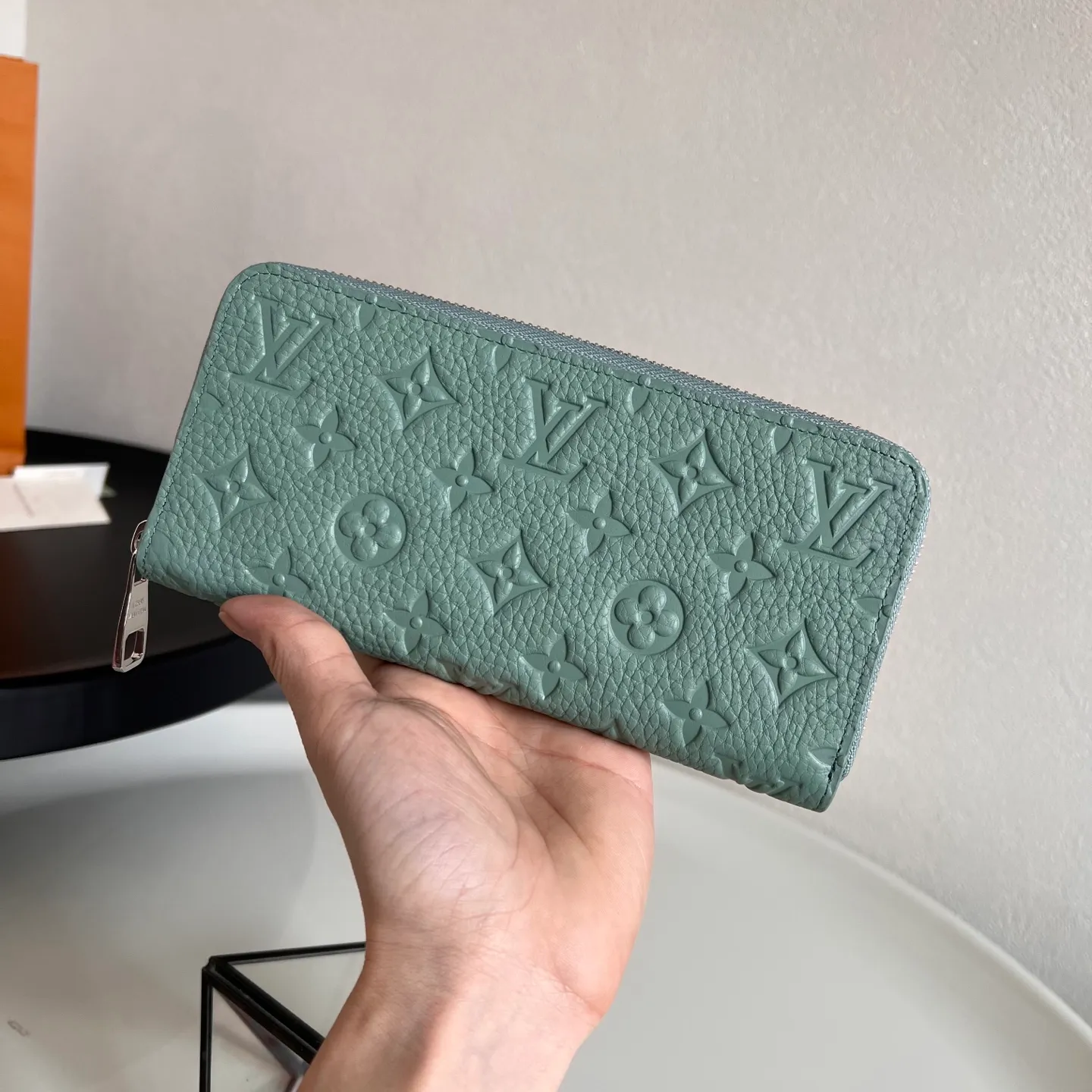 Factory price 460 [Top original order] M14142 green Louis Vuitton Clémence wallet is a model of organic integration of rich practical functions and elegant and compact design. Crafted from iconic Monogram canvas, the bright leather zippers and lining exude a feminine yet lively feel. 20 x 9 x 2 cm (length x height x width)