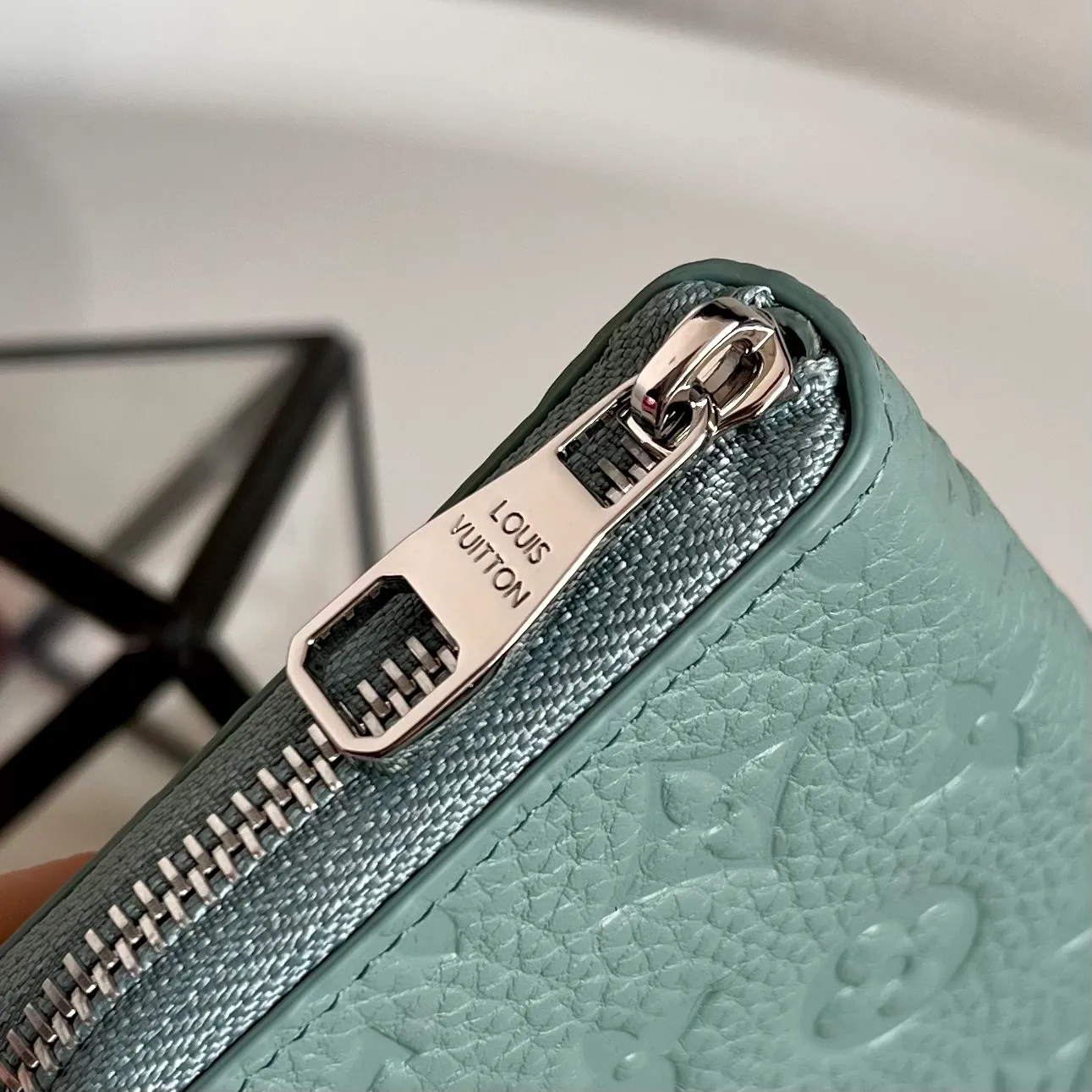 Factory price 460 [Top original order] M14142 green Louis Vuitton Clémence wallet is a model of organic integration of rich practical functions and elegant and compact design. Crafted from iconic Monogram canvas, the bright leather zippers and lining exude a feminine yet lively feel. 20 x 9 x 2 cm (length x height x width)