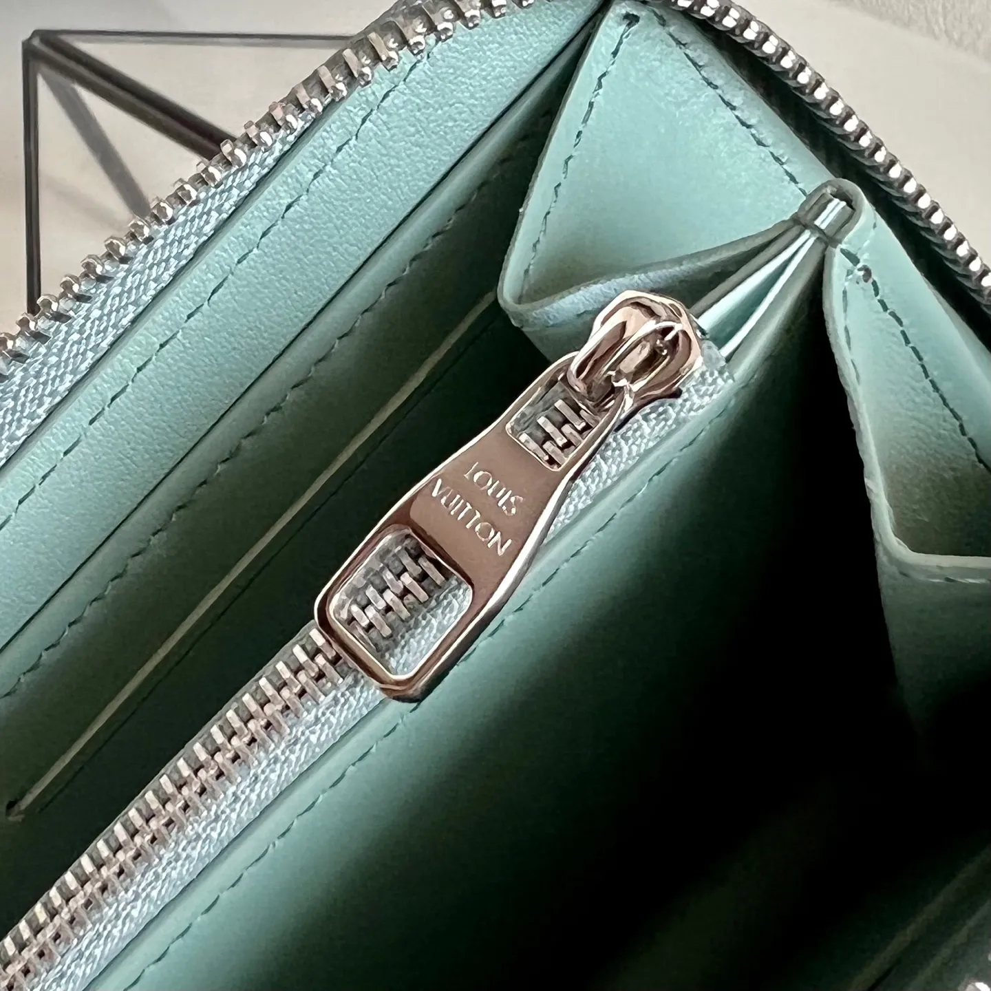 Factory price 460 [Top original order] M14142 green Louis Vuitton Clémence wallet is a model of organic integration of rich practical functions and elegant and compact design. Crafted from iconic Monogram canvas, the bright leather zippers and lining exude a feminine yet lively feel. 20 x 9 x 2 cm (length x height x width)