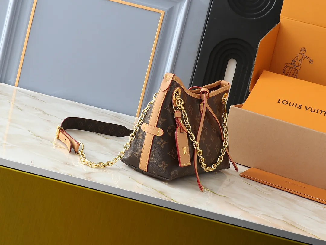 💰220💰Upgraded from the original M13014 M24860. This CarryAll BB handbag is made of Monogram canvas and decorated with Monogram flowers on the dazzling chain, lighting up day and night occasions with a trendy look. A leather name tag complements the lace-up closure, and an interior zippered pocket provides easy access to your credit cards. Dimensions: 26.0 x 17.0 x 10.0 cm (length x height x width)