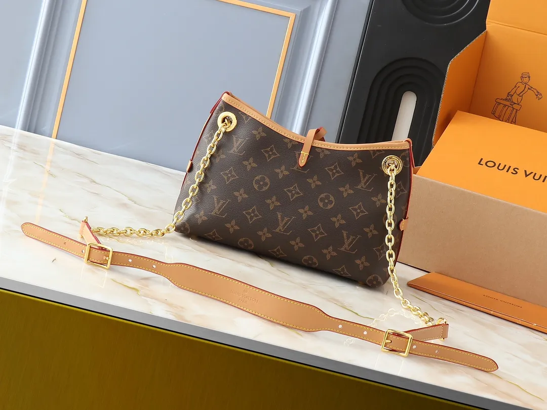 💰220💰Upgraded from the original M13014 M24860. This CarryAll BB handbag is made of Monogram canvas and decorated with Monogram flowers on the dazzling chain, lighting up day and night occasions with a trendy look. A leather name tag complements the lace-up closure, and an interior zippered pocket provides easy access to your credit cards. Dimensions: 26.0 x 17.0 x 10.0 cm (length x height x width)