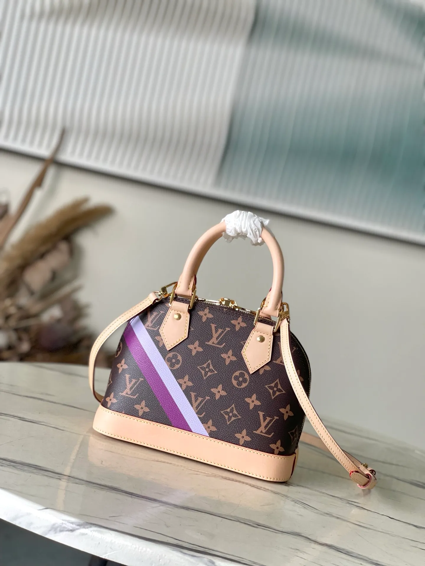 💰980 Top-quality original order M53152 print M01917 This Alma BB handbag comes from the Mon Monogram series. You can add a series of interesting elements at will to confidently show your personality. The Monogram canvas construction harkens back to the Art Deco style of 1934, while dazzling padlocks, keys, Toron handles and leather key holders add classic details. Dimensions: 17.5 x 11.5 x 23.5 cm (height x width x length)