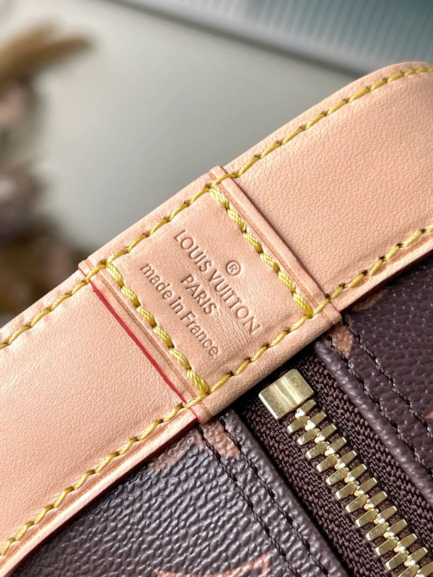 💰980 Top-quality original order M53152 print M01917 This Alma BB handbag comes from the Mon Monogram series. You can add a series of interesting elements at will to confidently show your personality. The Monogram canvas construction harkens back to the Art Deco style of 1934, while dazzling padlocks, keys, Toron handles and leather key holders add classic details. Dimensions: 17.5 x 11.5 x 23.5 cm (height x width x length)