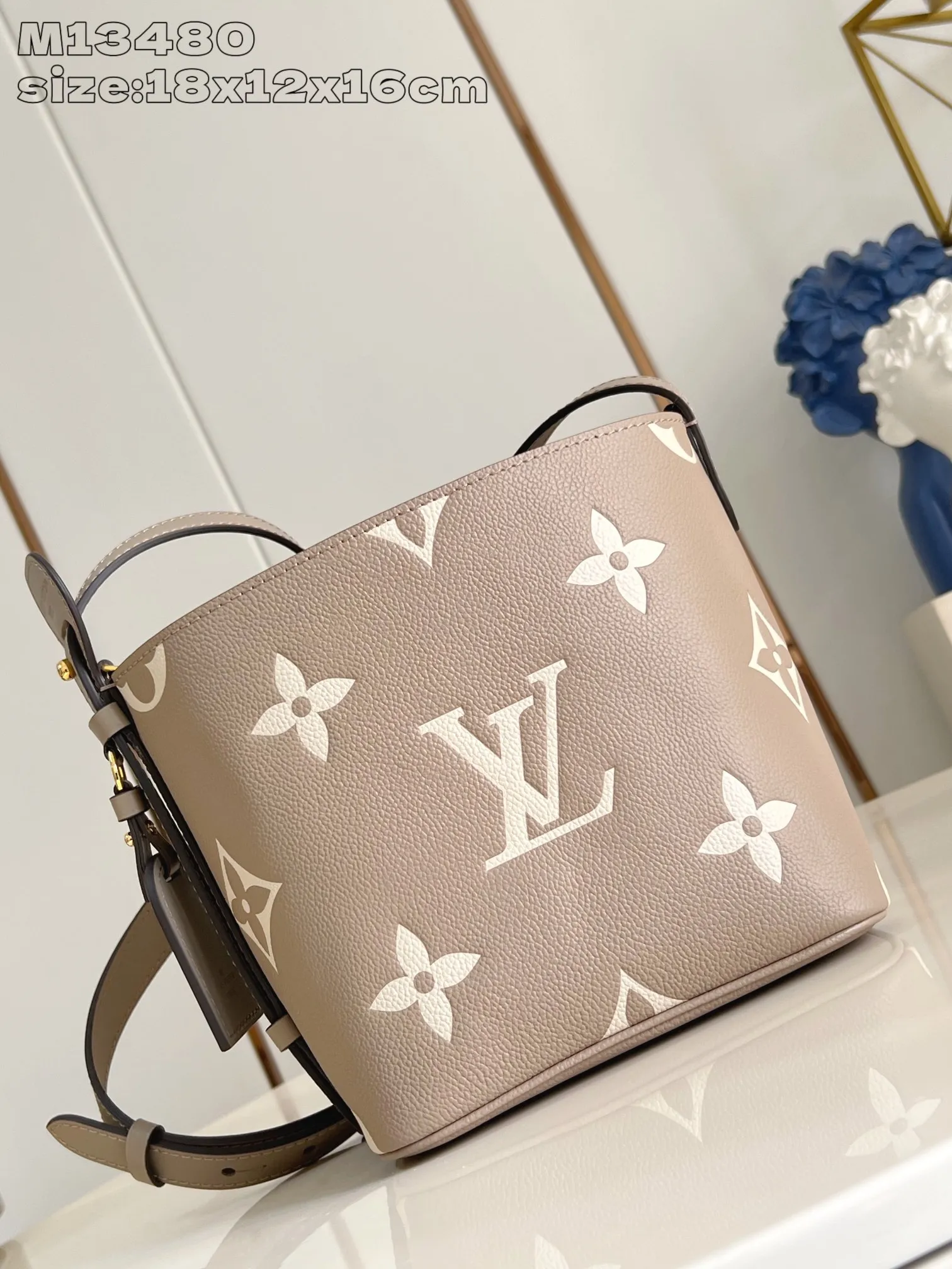 💰1020 (top-grain leather) top-quality original individual real shot M13480 gray silk screen] M13045 This All In BB handbag is made of Monogram Empreinte leather with shiny metal parts, and the iconic padlock and nameplate highlight the classic style. The adjustable shoulder strap continues the brand's trunk-making heritage, and the leather shoulder strap adds cross-body and shoulder carry options. The foldable design enables the silhouette to be retracted and retracted freely, providing ample space for daily use. 18 x 12 x 16 cm (height x width x length)