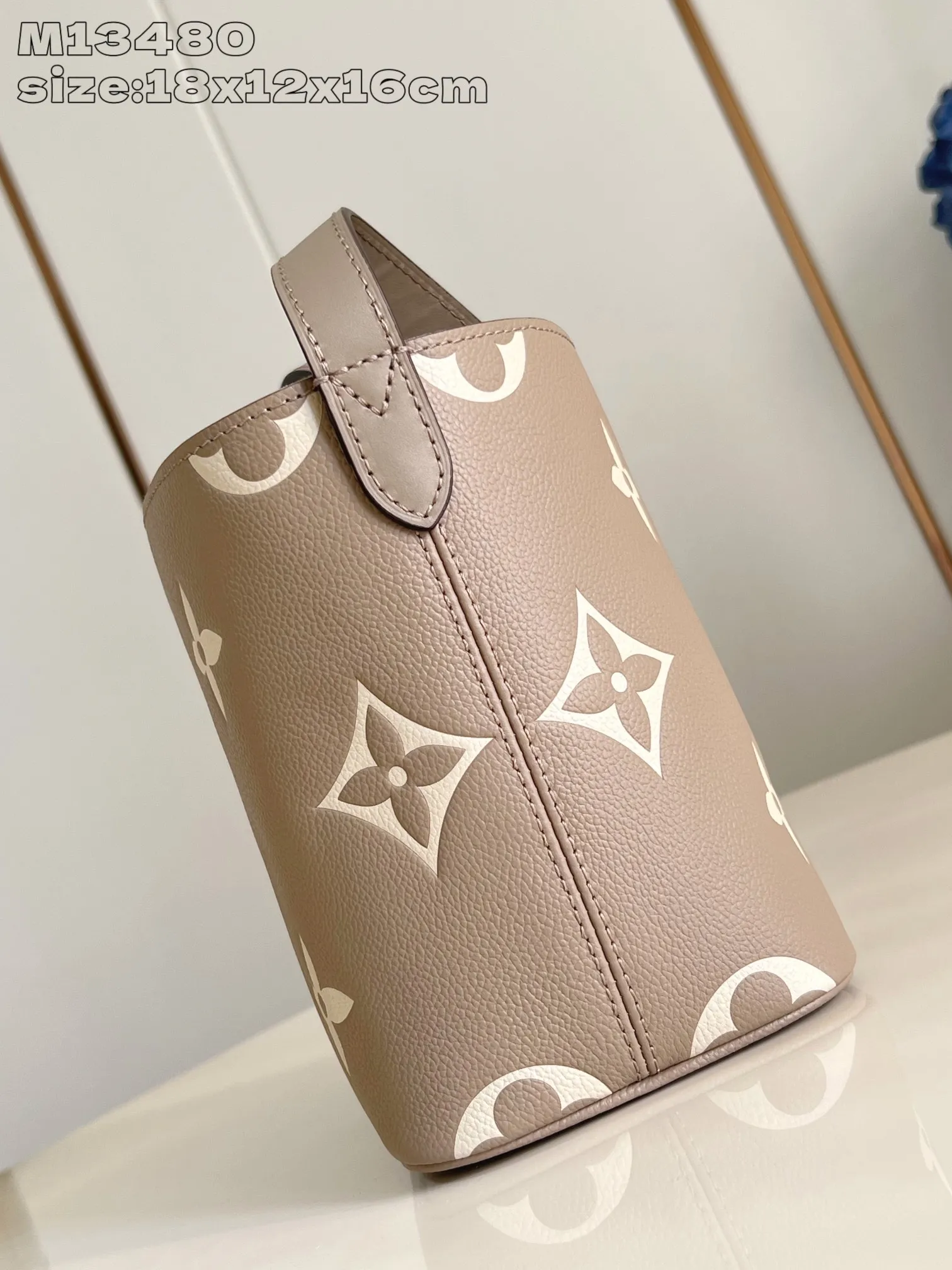 💰1020 (top-grain leather) top-quality original individual real shot M13480 gray silk screen] M13045 This All In BB handbag is made of Monogram Empreinte leather with shiny metal parts, and the iconic padlock and nameplate highlight the classic style. The adjustable shoulder strap continues the brand's trunk-making heritage, and the leather shoulder strap adds cross-body and shoulder carry options. The foldable design enables the silhouette to be retracted and retracted freely, providing ample space for daily use. 18 x 12 x 16 cm (height x width x length)