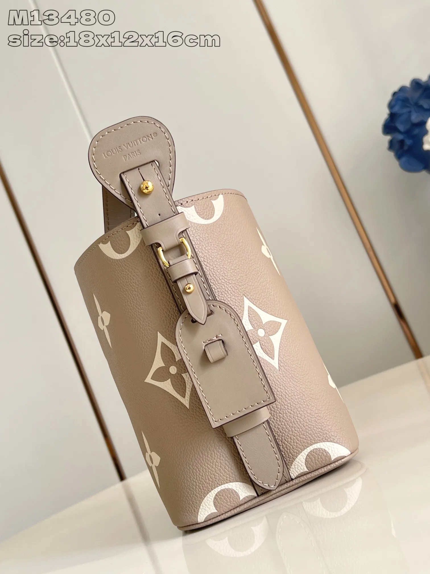 💰1020 (top-grain leather) top-quality original individual real shot M13480 gray silk screen] M13045 This All In BB handbag is made of Monogram Empreinte leather with shiny metal parts, and the iconic padlock and nameplate highlight the classic style. The adjustable shoulder strap continues the brand's trunk-making heritage, and the leather shoulder strap adds cross-body and shoulder carry options. The foldable design enables the silhouette to be retracted and retracted freely, providing ample space for daily use. 18 x 12 x 16 cm (height x width x length)